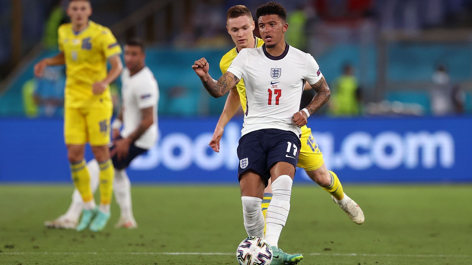 
                <strong>Mittelfeld: Jadon Sancho (England)</strong><br>
                Die EM begann aus englischer Sicht mit einem Paukenschlag. Trainer Gareth Southgate warf BVB-Star Jadon Sancho vor dem ersten Spiel aus dem Kader und auch in weiterer Folge der Endrunde konnte der künftige ManUtd-Profi kaum Akzente setzen. Nur ein einziges Mal im Turnierverlauf kam Sancho von Beginn an zum Einsatz, dabei blieb er bei der Viertelfinal-Begegnung gegen die Ukraine trotz eines 4:0-Sieges eher blass.
              