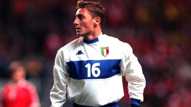 
                <strong>Francesco Totti (Italien)</strong><br>
                Francesco Totti (Italien): Während andere Oldies wie Xavi, Lampard oder Pirlo ihre Karrieren derzeit ausklingen lassen, ist der deutlich ältere Totti beim AS Rom noch mittendrin im europäischen Topfußball. Mit 40 Jahren mischt er noch regelmäßig in der Serie A mit. Angefangen hat seine Karriere mit dem U21-EM-Titel 1996. Im Elfmeterschießen setzte sich Italien in Barcelona gegen Spanien durch.
              