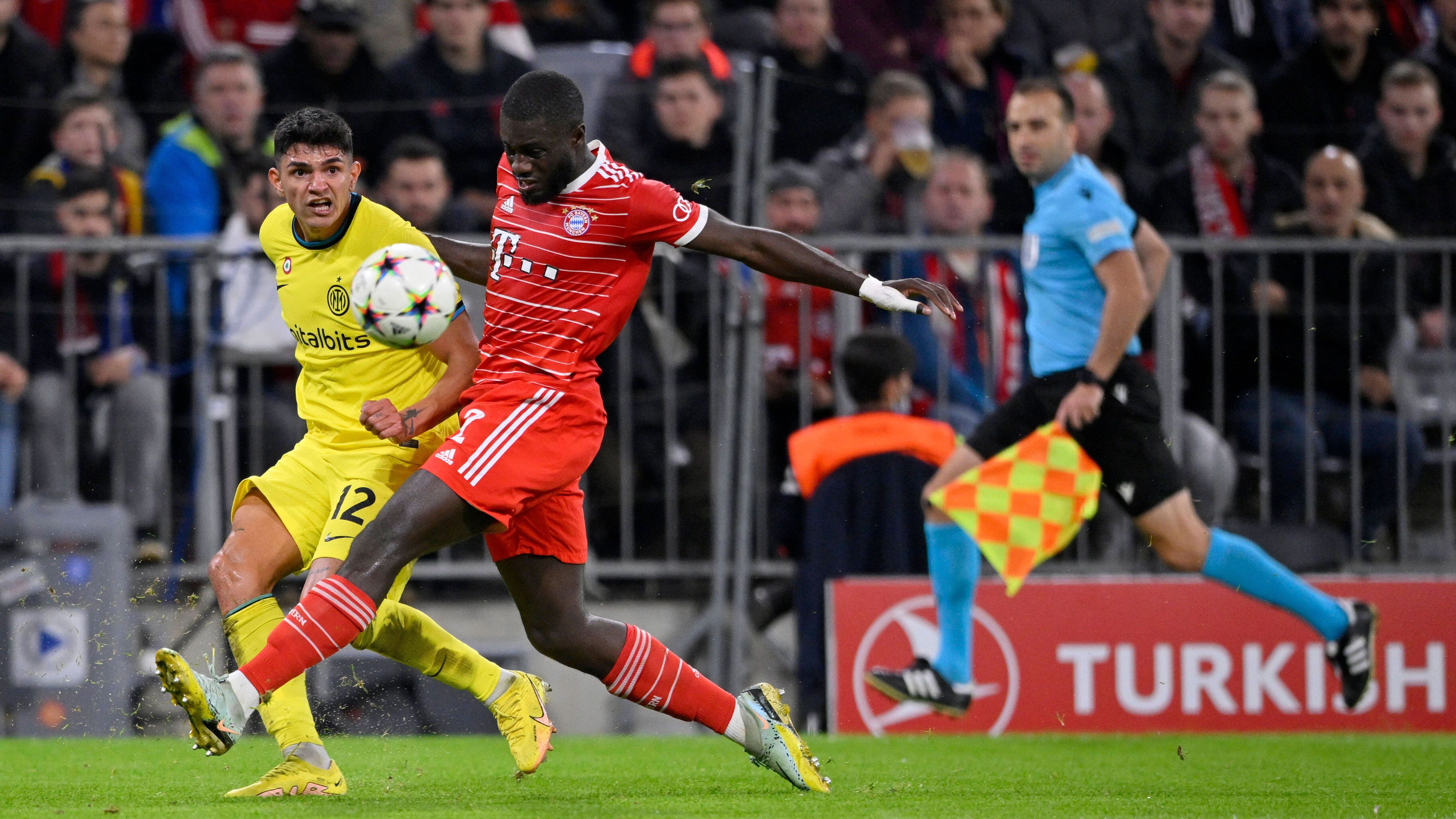 
                <strong>Dayot Upamecano</strong><br>
                Erinnert mit seinen hochgezogenen Schultern und den dynamischen Sprints heute ein wenig an den Brasilianer Lucio, der einst für Bayern und Inter am Ball war. Weitgehend ohne Fehler und der prägende Part in der bayerischen Innenverteidigung. Darf in der Halbzeitpause runter. ran-Note: 2
              