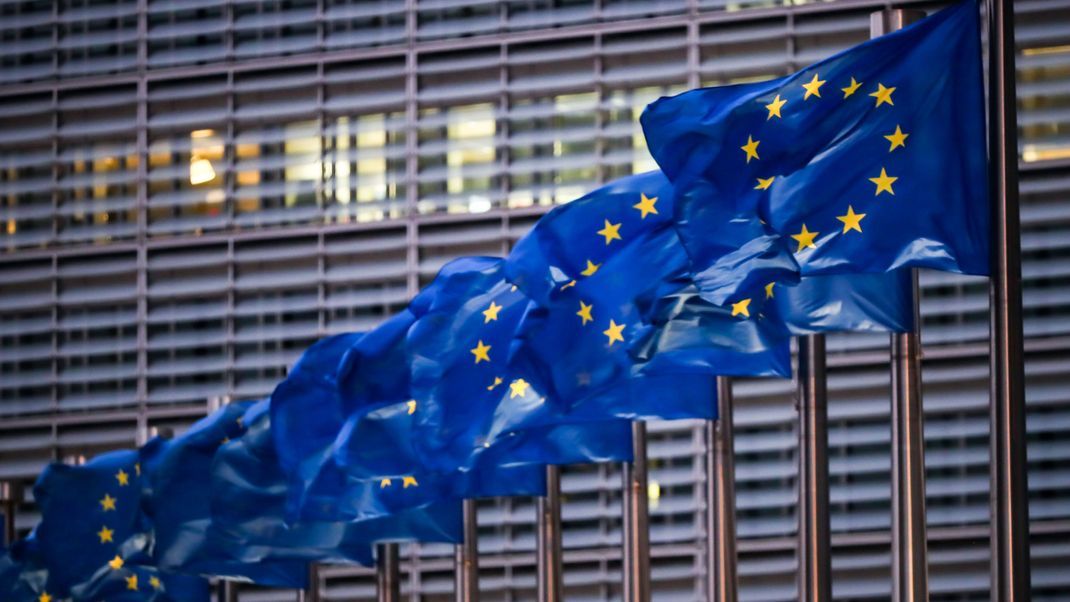 Europaflaggen wehen vor dem Sitz der EU-Kommission