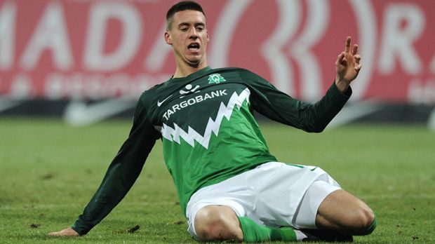 
                <strong>Sandro Wagner beim SV Werder</strong><br>
                Doch wer bedauert schon den Abgang von Mesut Özil, wenn man ihn in seinen Reihen hat? Sandro Wagner spielte im September 2010 noch für Werder Bremen, fünf Tore standen für SW14 am Ende der Spielzeit 2010/11 zu Buche. Nach Engagements in Kaiserslautern, nochmal Bremen, Berlin und Darmstadt spielt der 29-Jährige mittlerweile bei der TSG 1899 Hoffenheim. 2016 war Wagner, was die Tore angeht, der erfolgreichste deutsche Stürmer in der Bundesliga.
              