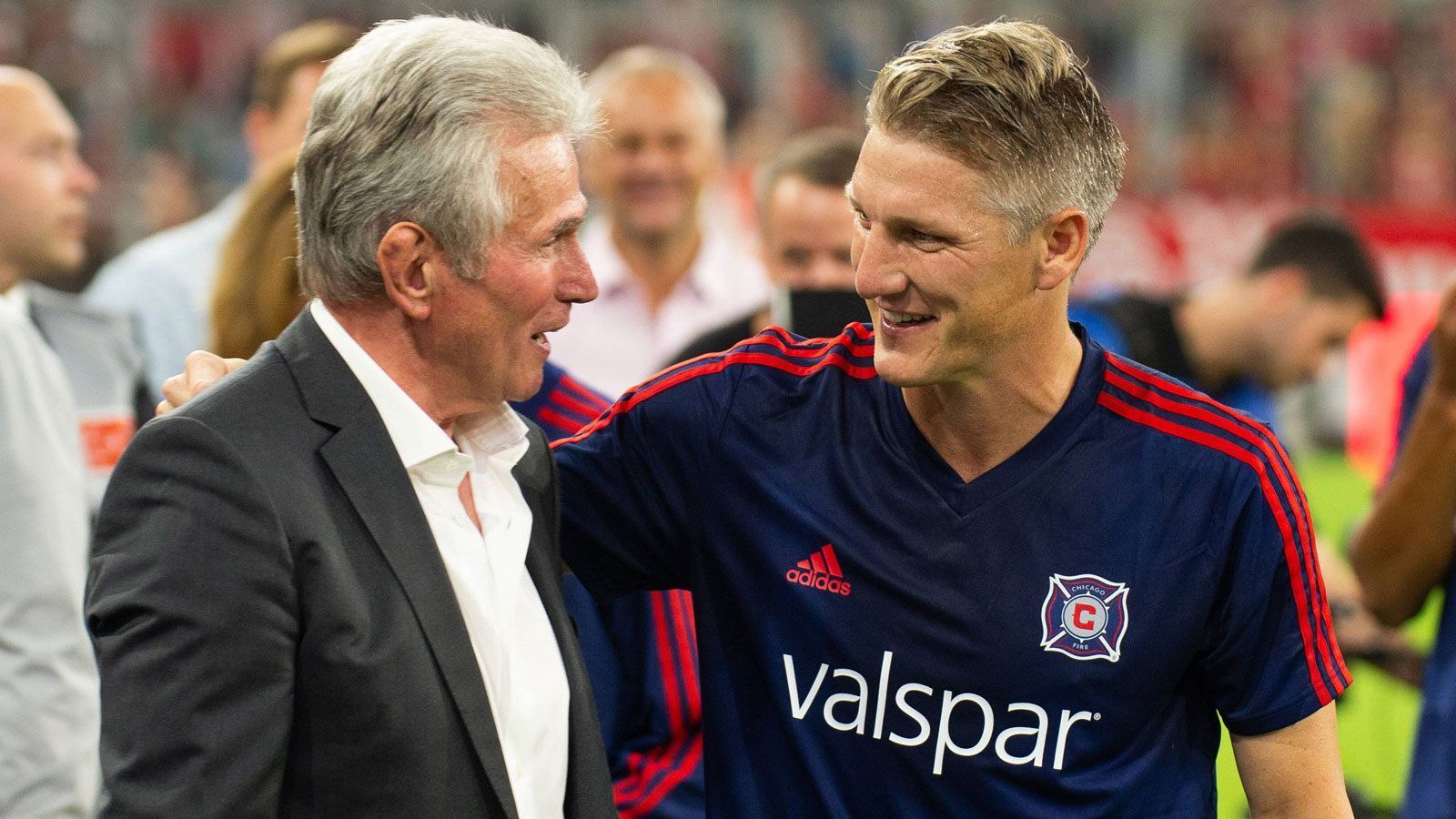 
                <strong>Schweinsteigers Abschied</strong><br>
                Mit dem früheren Bayern-Coach Jupp Heynckes feierte Schweinsteiger mit dem Gewinn des Triples 2013 den größen Vereinserfolg seiner Karriere.
              