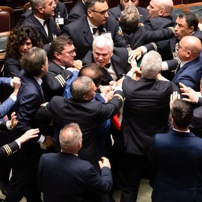 Im italienischen Parlament ist es zu einem Handgemenge zwischen Oppositions- und Regierungspolitikern gekommen.