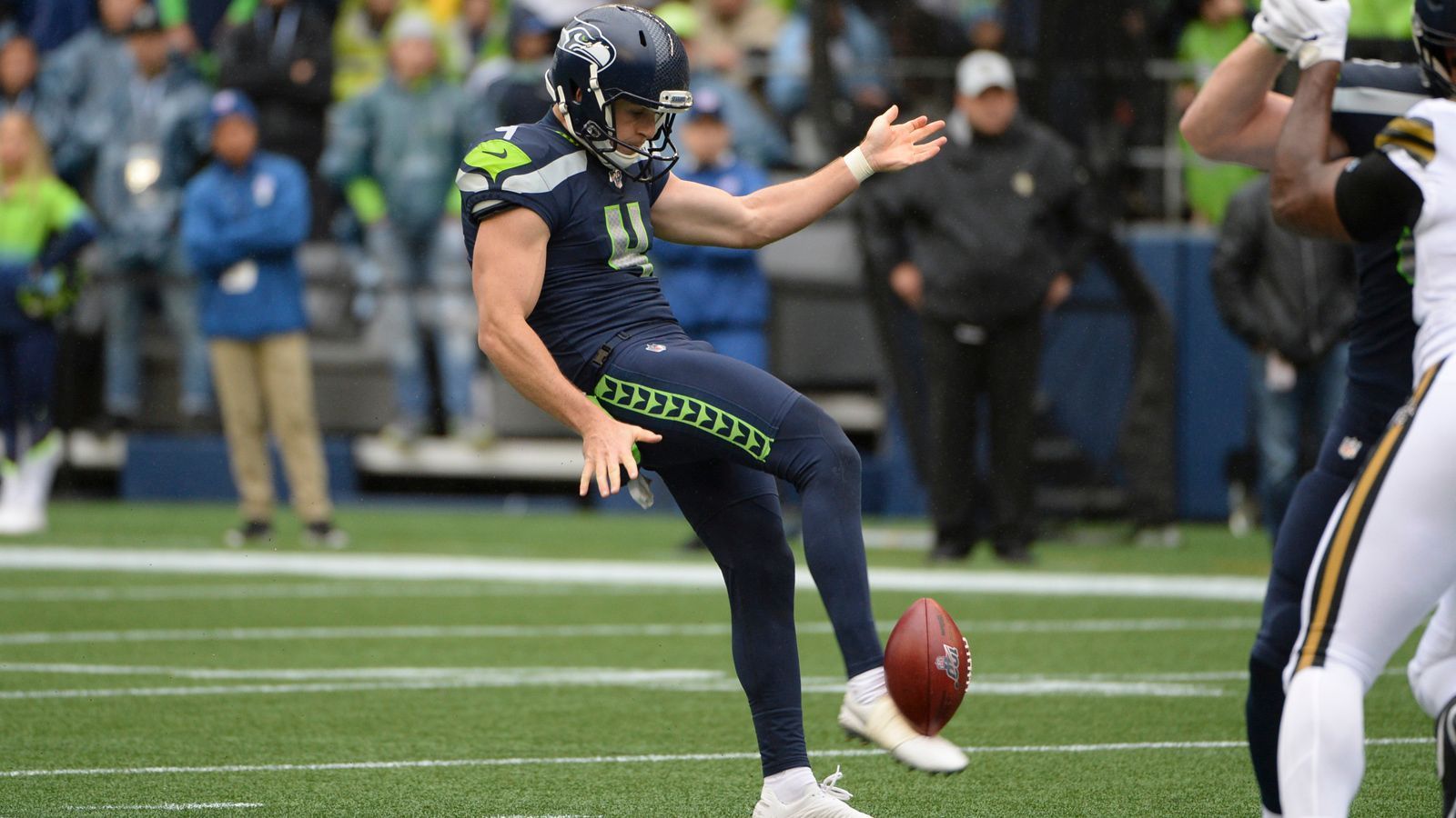 
                <strong>Michael Dickson (Punter) - Top-Punter der Saison 2018 findet seinen "Groove"</strong><br>
                Die Investition hat sich gelohnt: In der Preseason 2018 verdrängte er Routinier Jon Ryan und wurde gleich in seiner ersten Saison in den Pro Bowl berufen. Dies gelang vor ihm zuletzt Dale Hatcher im Jahre 1985. Damit nicht genug: Dickson wurde auch noch in das First-Team All-Pro gewählt, galt somit als der beste Punter der Saison 2018. Auch wenn die Zahlen in der laufenden Saison etwas schwächer sind als im Vorjahr, zählt Dickson weiterhin zu den besten seines Fachs - zumal seine Form zuletzt nach oben zeigte. "Er hat seinen Groove nun gefunden", sagt Head Coach Pete Carroll.
              