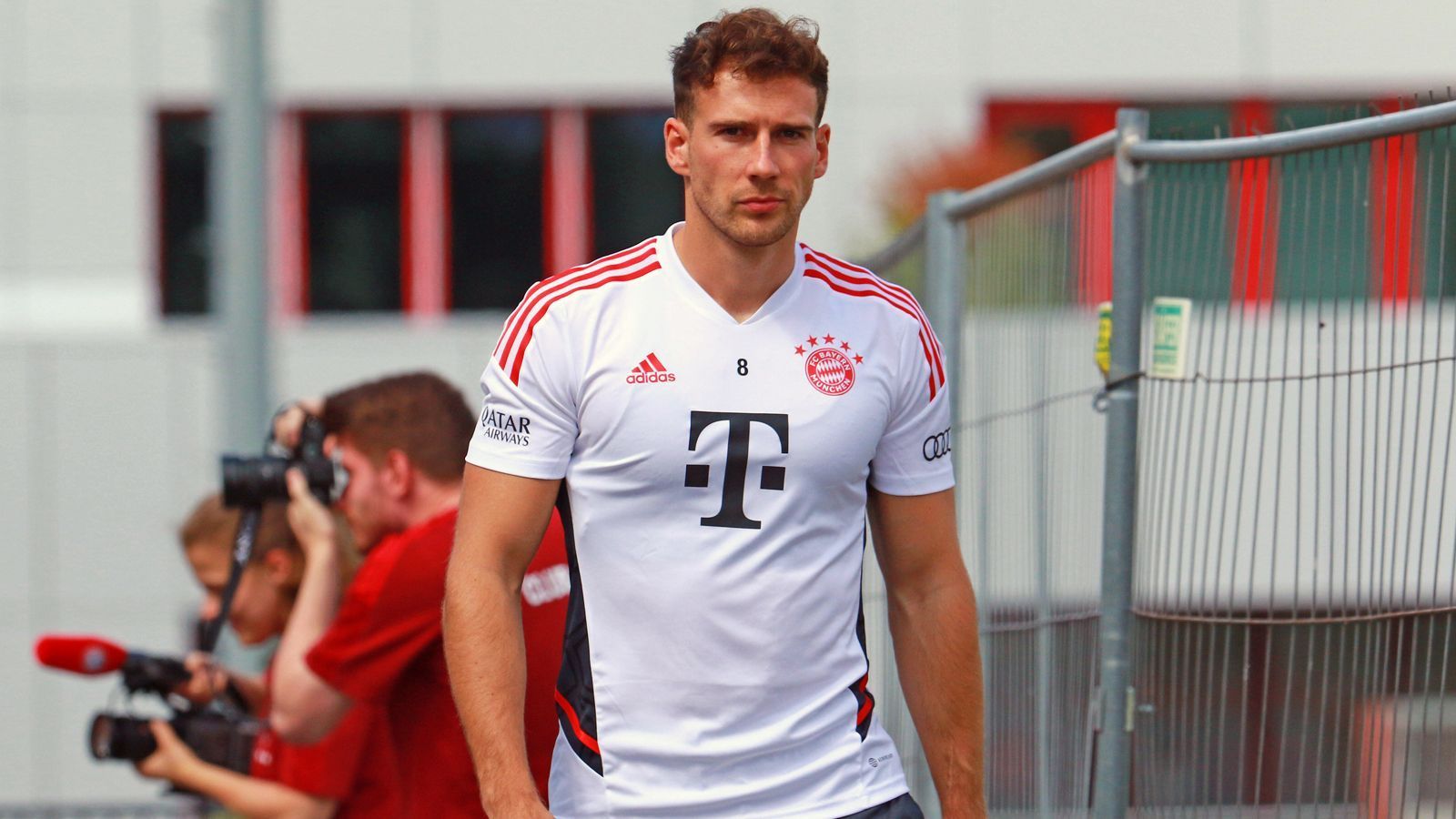 
                <strong>Leon Goretzka (FC Bayern München)</strong><br>
                Bereits Mitte Juli war klar, dass Leon Goretzka den Saisonstart verpassen würde. Damals nämlich unterzog sich der Bayern-Star einer Knie-OP, die ihn nun zu einer längeren Pause zwingt. So verpasste der 27-Jährige zuletzt auch schon die USA-Tour des deutschen Rekordmeisters. "Der Eingriff in Innsbruck war erfolgreich und mir geht's nach dem anfänglichen Schock sehr gut", schrieb Goretzka auf Instagram. Als mögliche Ausfallszeit rechnet die "Bild" mit ungefähr sechs Wochen. 
              