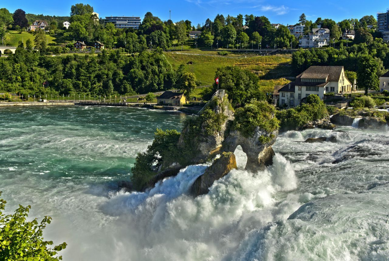 Alles außer ein Reinfall ist ein Ausflug zum Rheinfall bei Schaffhausen. Der Wasserfall ist einer der wasserreichsten und größten Europas. Besonders Abenteuerlustige erkunden sichere Abschnitte mit einem Kanu.