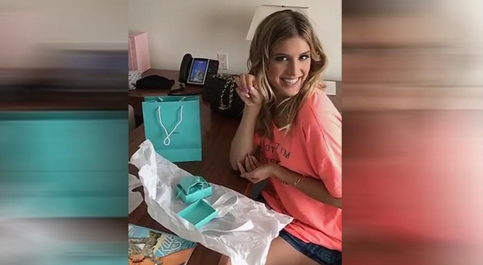 
                <strong>Genie Bouchard: Geschenk vom Super-Bowl-Date</strong><br>
                Genie ließ sich mit dem amerikanischen Studenten einst via Twitter auf eine Super-Bowl-Wette ein: Sollten die New England Patriots einen 3:28-Rückstand gegen die Atlanta Falcons drehen, trifft sich Bouchard zu einem Date mit Goehrke - und die Pats gewannen das Spiel tatsächlich noch. So ließ Bouchard den Wettgewinner nach New York einfliegen. Die beiden verbrachten gemeinsam einen romantischen Abend und besuchten ein Basketball-Spiel. Wie die 23-Jährige danach auf Snapchat verriet, gab es von ihrer Twitter-Bekanntschaft auch ein kleines Dankeschön für das besondere Treffen. Vor ihren Fans packte Genie ihr Geschenk aus und präsentierte strahlend ein Paar Ohrringe.
              