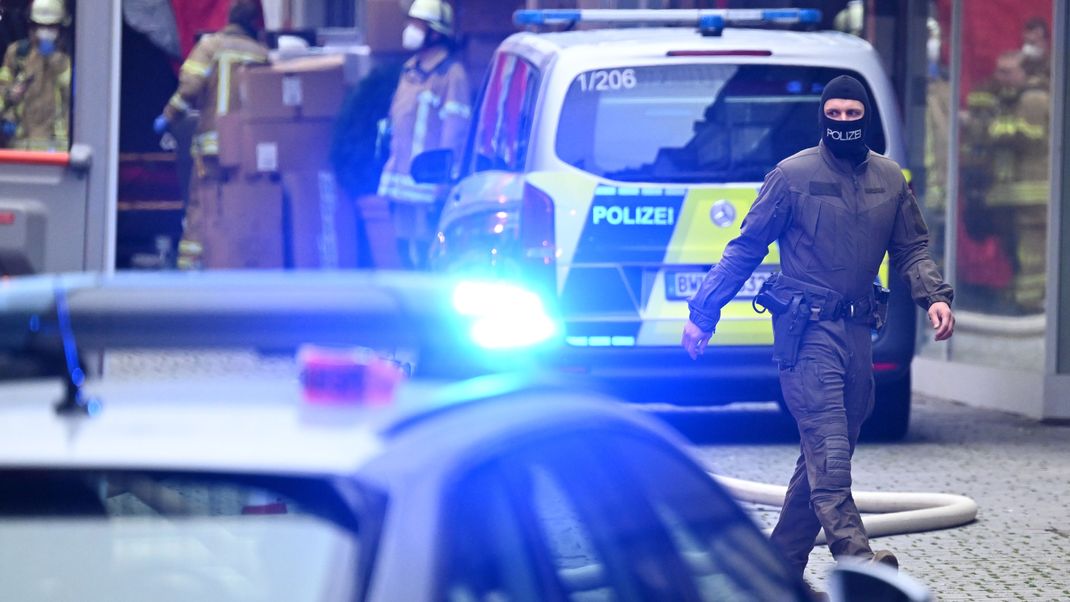 Einsatzkräfte der Polizei, der Feuerwehr und der Rettungsdienste bei einem Großeinsatz in der Innenstadt von Esslingen.