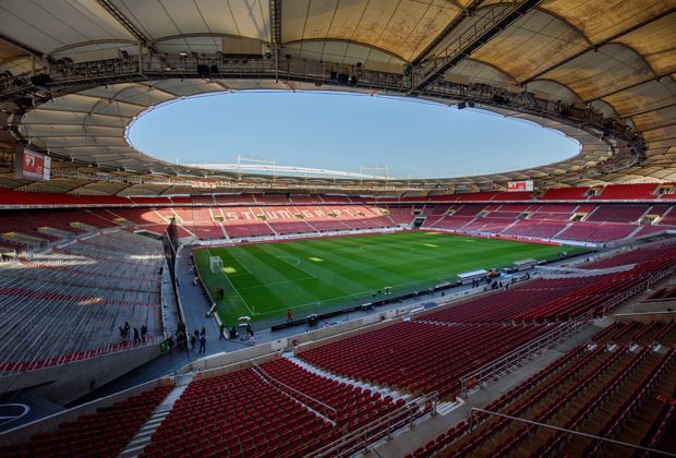 
                <strong>Platz 13: VfB Stuttgart (198,50 Euro)</strong><br>
                Der VfB Stuttgart verlangt nur 50 Cent weniger als Augsburg. Für einen dauerhaften Stehplatz in der Mercedes-Benz-Arena müssen die Fans der Schwaben 198,50 Euro bezahlen.
              