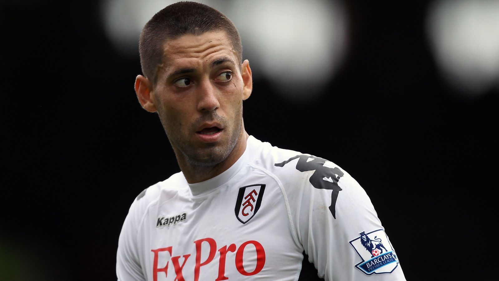 <strong>Clint Dempsey</strong><br>Im Sommer 2012 wollte Clint Dempsey den FC Fulham verlassen. Der Verein wollte den heutigen Ex-Profi aber seinerzeit einfach nicht abgeben und so schmollte Dempsey anschließend mehrere Wochen, ob des zunächst gescheiterten Abgangs. Ende August gaben die "Cottagers" dann doch nach und verkauften Dempsey an Tottenham. Kurios: Um seinem Wechselwunsch noch einmal Nachdruck zu verleihen, bestreikte Dempsey einfach die ersten vier Saisonspiele Fulhams.