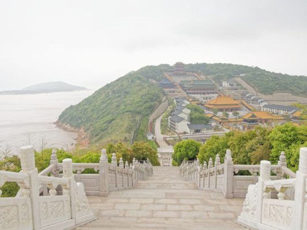 "Buddhistisches Reich auf dem Meer": Die Tempel und Klöster auf der Insel Putuo Shan werden von Mönchen und Nonnen bewohnt und bewirtschaftet.