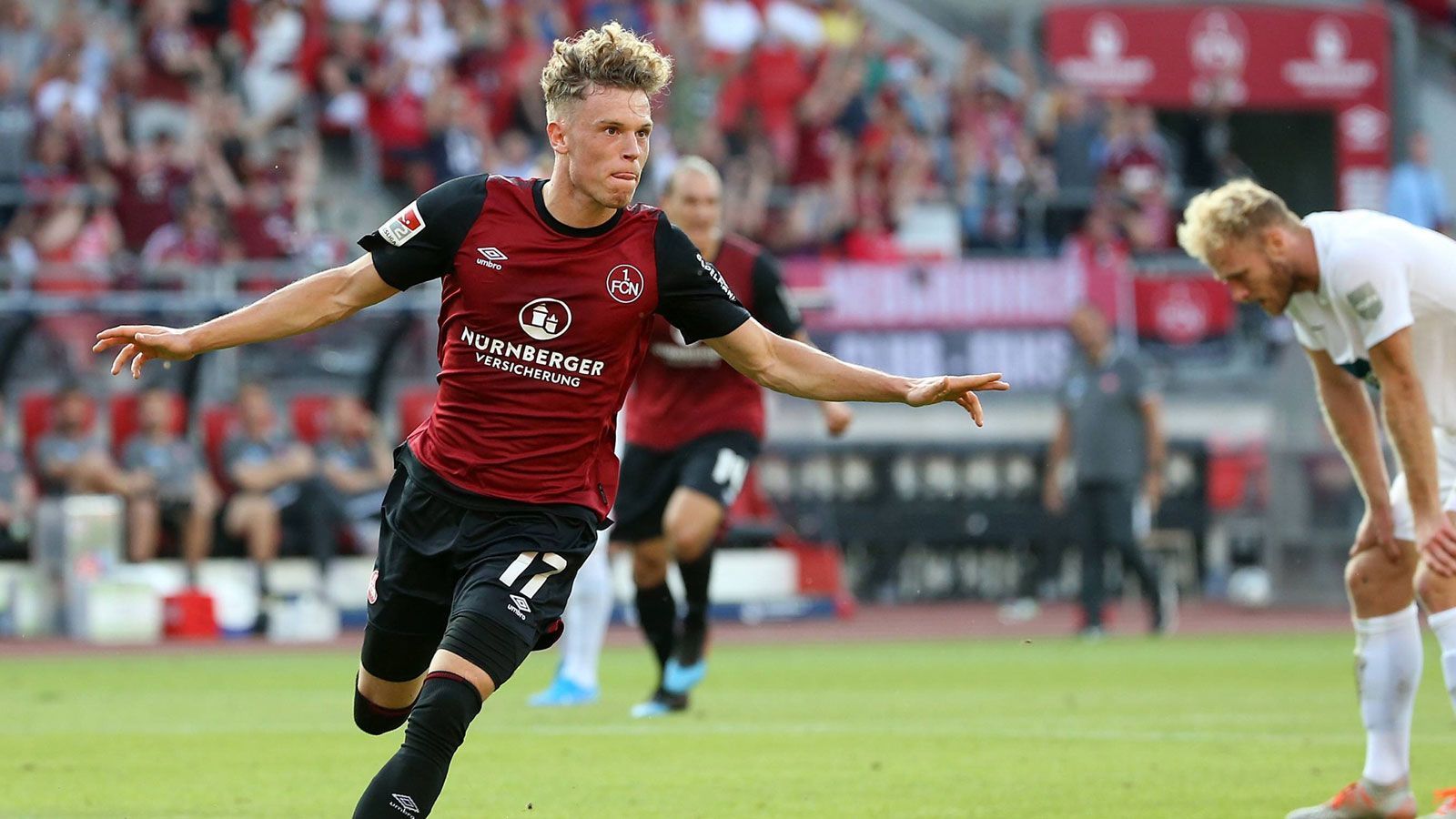 
                <strong>Neustart beim 1. FC Nürnberg</strong><br>
                Im Sommer wechselte Hack für 500.000 Euro zum 1. FC Nürnberg und unterschrieb einen Vierjahresvertrag. Dort kam er bislang als Linksaußen, Mittelstürmer und im offensiven Mittelfeld zum Einsatz. Hoffenheim soll sich laut "kicker" eine Rückkaufoption gesichert haben. Offenbar geht man beim Bundesligisten davon aus, dass der U21-Nationalspieler in der Zweiten Liga richtig durchstarten wird.
              