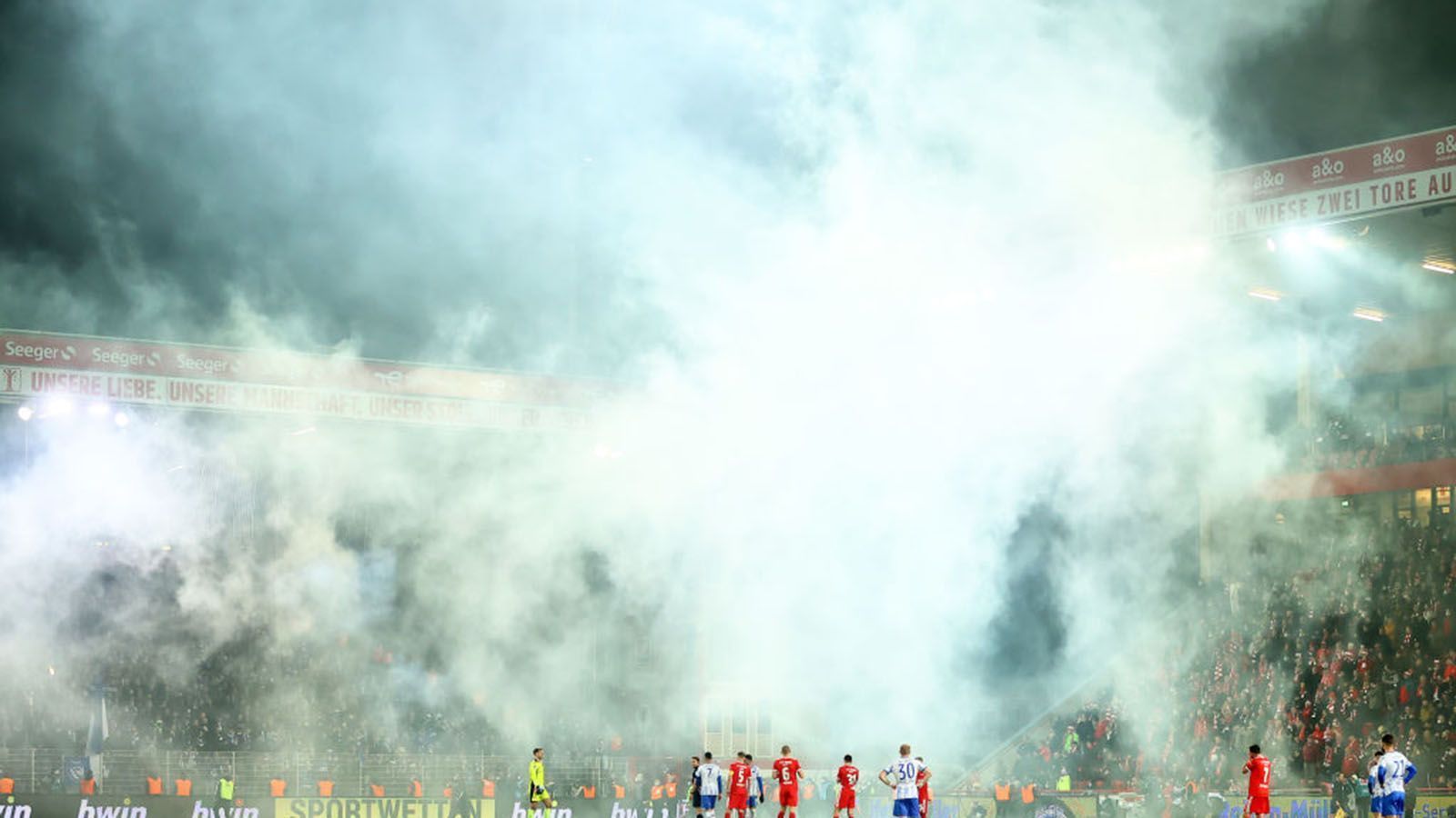 
                <strong>Berlin-Derby: Die Bilder des Spiels</strong><br>
                Kurz vor Ende der Partie wird dann im Hertha-Block noch etwas gezündelt, doch nach einer kurzen Unterbrechung kann es weitergehen. 
              