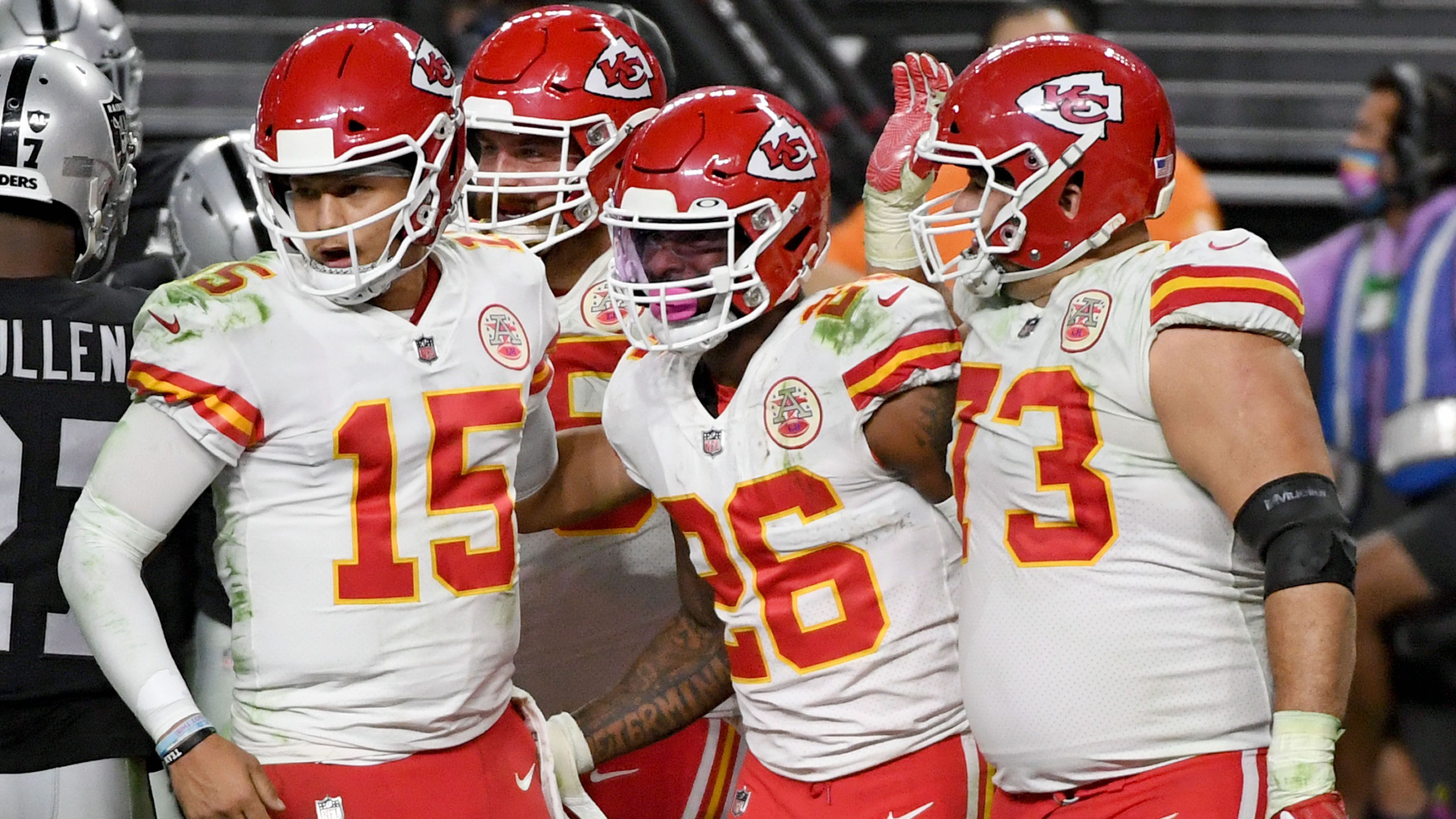 
                <strong>Offensive</strong><br>
                Die Offensiv-Abteilung der Chiefs dreht sich rund um Quarterback-Superstar Patrick Mahomes. Der 27-Jährige gewann 2018 die Auszeichnung zum wertvollsten Spieler der Liga und holte 2019 seinen ersten Super-Bowl-Sieg. Dank ihm läuft die Offense seit Jahren wie ein gut geölter Motor. Seine Lieblingsanspielstation ist Tight End Travis Kelce. "Er ist der größte Tight End aller Zeiten", adelte Mahomes Kelce in dieser Saison. Die beiden haben eine ganz spezielle Connection, die sie auch gegen die Eagles ausspielen wollen.
              