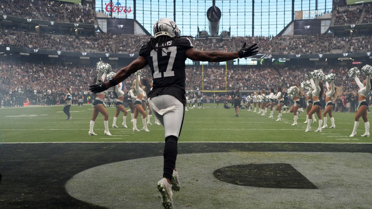 NFL, American Football Herren, USA Carolina Panthers at Las Vegas Raiders Sep 22, 2024; Paradise, Nevada, USA; Las Vegas Raiders wide receiver Davante Adams (17) enters the field before the game ag...