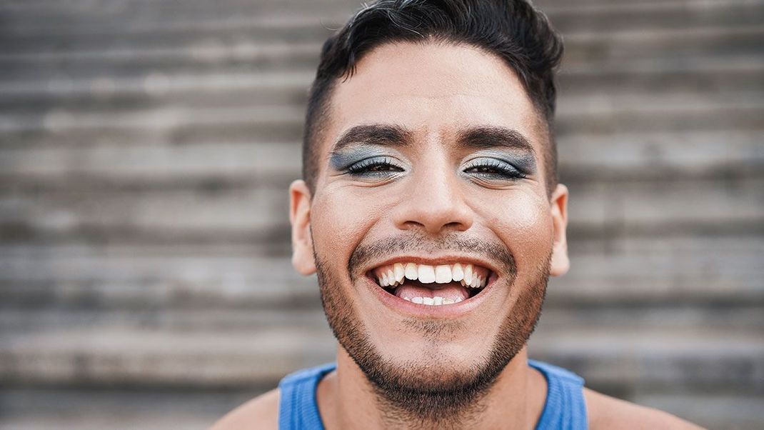 In unserem Beauty-Artikel berichten wir darüber, warum sich eigentlich vor allem Frauen schminken und Männer nicht – wir finden: Alle dürfen Make-up tragen!
