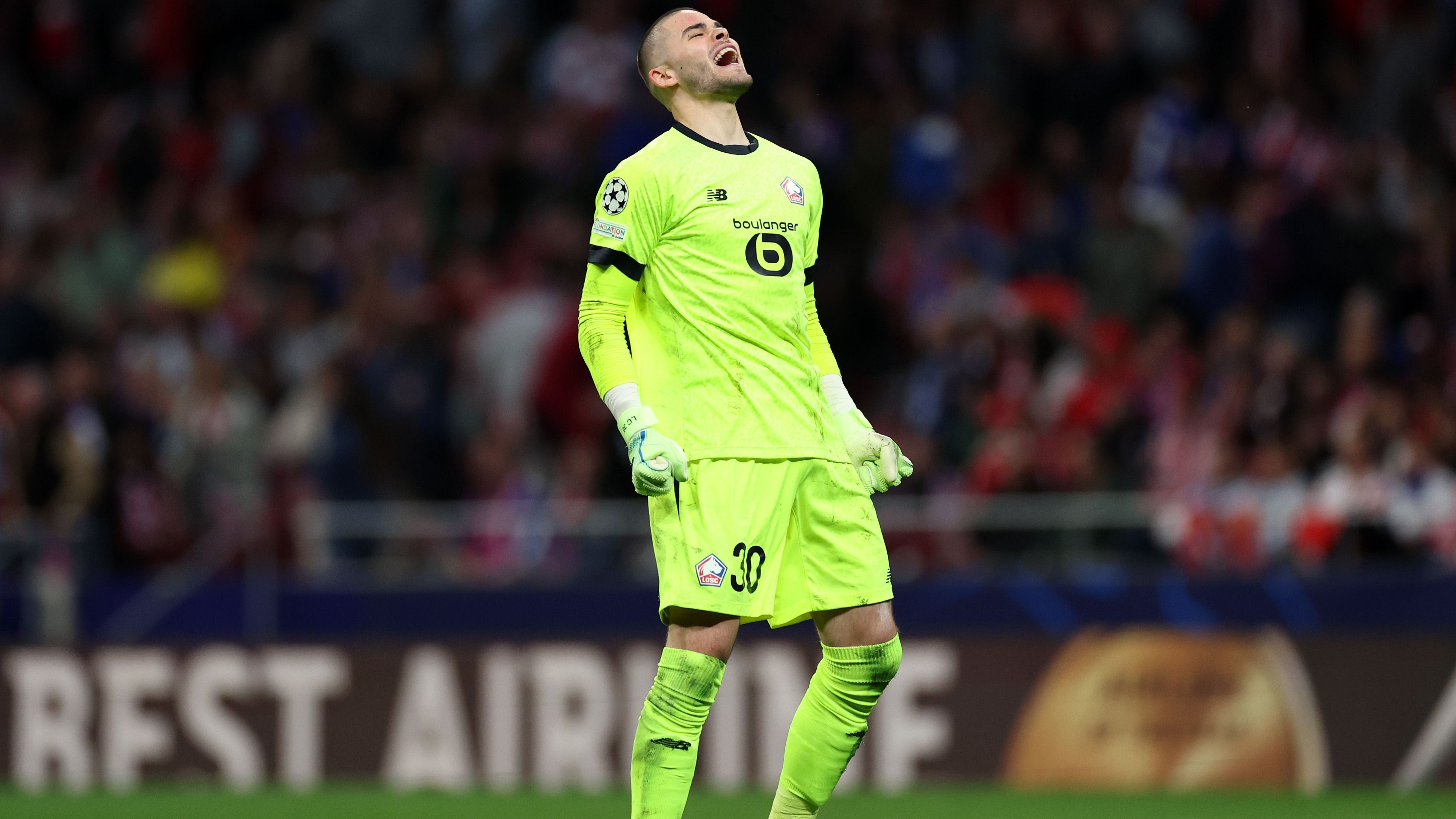 <strong>Lucas Chevalier (LOSC Lille)</strong><br>... dem Bericht nach über mögliche Ablösemodalitäten erkundigt, nachdem der 22-Jährige zuletzt vor allem auch in der Champions League mit starken Leistungen auf sich aufmerksam machte. Mit seinen Paraden war er beispielsweise Garant für Lilles 1:0-Siege gegen die spanischen Topklubs Real und Atletico Madrid.