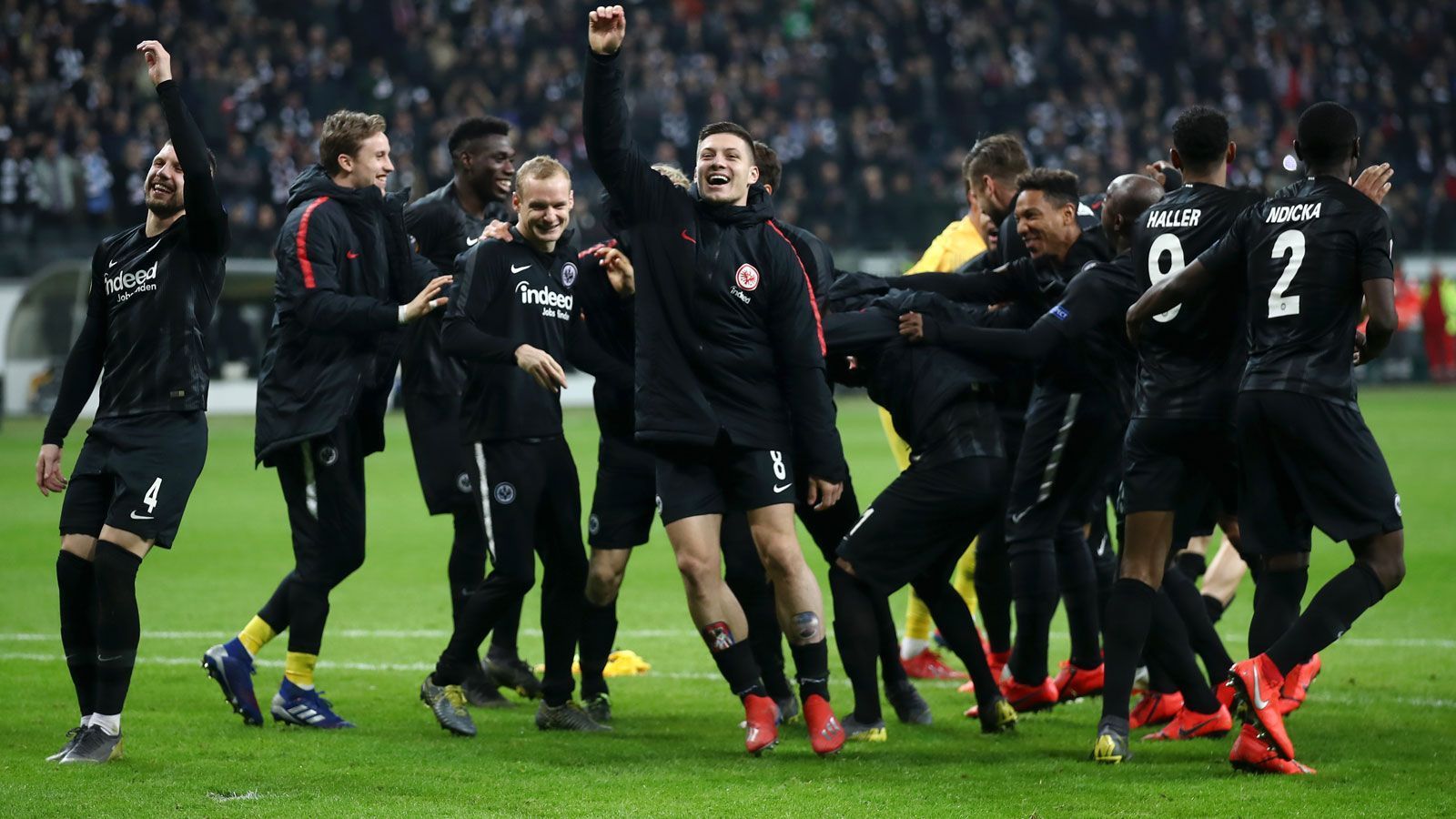 
                <strong>Zehn Gründe, Eintracht Frankfurt zu lieben</strong><br>
                So sehen Sieger aus! Eintracht Frankfurt schwimmt auf einer Erfolgswelle. Nach dem frühen Pokalaus arbeiten sich die Hessen in der Bundesliga nach und nach an die Champions-League-Plätze heran, international wartet mit Inter Mailand der nächste namhafte Gegner. Doch nach Erfolgen über Lazio Rom, Olympique Marseille, Apollon Limassol und zuletzt Schachtjor Donezk muss sich Frankfurt vor dem Achtelfinale der Europa League keineswegs verstecken. ran.de nennt vor dem Anpfiff in der Commerzbank Arena (ab 18:55 Uhr im Liveticker auf ran.de und in der App über den Reiter "Live/Ergebnisse") zehn Gründe, den Klub zu lieben.
              