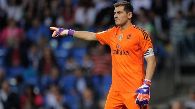 
                <strong>Iker Casillas</strong><br>
                ... kann keiner Iker Casillas das Wasser reichen. Der Spanier wird 2007 erstmals in das Team des Jahres gewählt - es folgen fünf weitere Aufstellungen in Folge. Mit Spanien wird er 2008 und 2012 Europameister und auch mit Real Madrid räumt der Keeper, der mittlerweile beim FC Porto spielt, Titel ab.
              