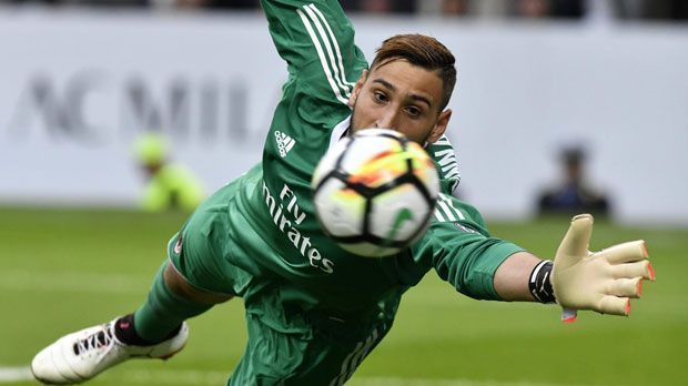 
                <strong>Platz 9: Gianluigi Donnarumma (AC Mailand)</strong><br>
                Marktwert-Steigung: Um 25,2 Millionen EuroDer 18-Jährige wurde bereits im Sommer von Europas Topklubs gejagt. Nach langem Hin und Her verlängerte der Torhüter seinen Vertrag beim AC Mailand doch noch vorzeitig. Sein Marktwert stieg von 39,9 auf 65,1 Millionen Euro.
              