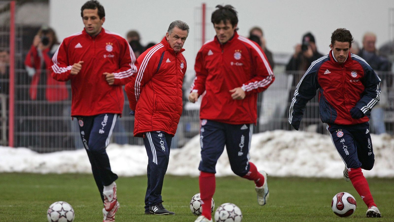 
                <strong>Ottmar Hitzfeld</strong><br>
                Es folgt wieder Ottmar Hitzfeld, doch seine Position ist geschwächt. Es herrscht Aufruhr in der Kabine. Der Trainer verliert die Kontrolle. Valerien Ismael und Willy Sagnol distanzieren sich vom "General", Lukas Podolski düst vor einem Spiel rund 600 Kilometer zu seinem Boxkampf von Felix Sturm und Christian Lell wird wegen häuslicher Gewalt sogar verhaftet. Hitzfeld reagiert mit einem Strafenkatalog, der prompt 1:1 in der "Sport Bild" landet. Philipp Lahm bestätigt später die Echtheit und Hitzfeld muss schließlich am Ende der Saison gehen.
              