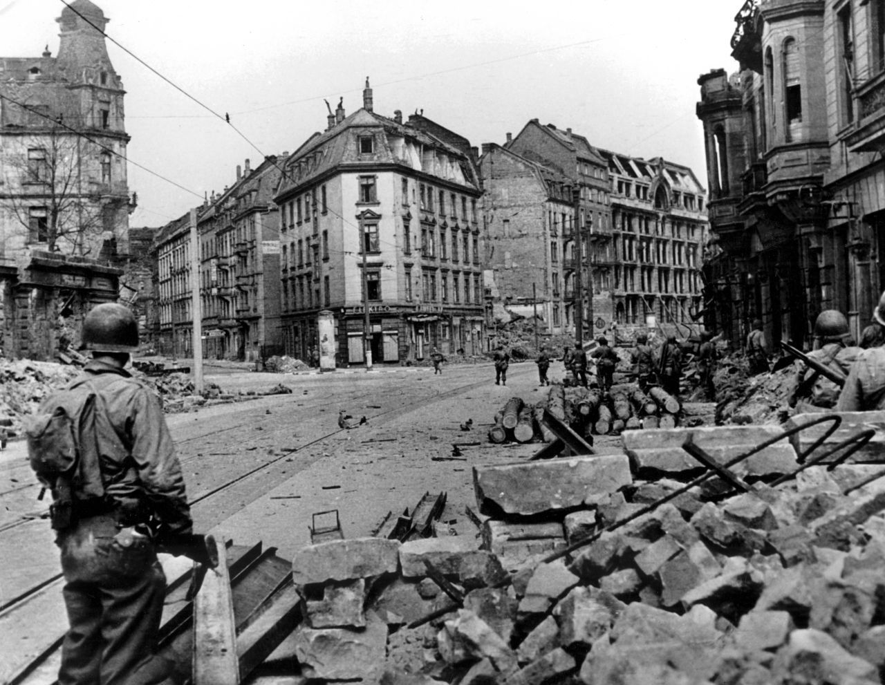 Nach dem Zweiten Weltkrieg (1945) war Deutschland erneut bankrott. Weil der Diktator Adolf Hitler den Krieg zuletzt mit der Notenpresse finanziert hatte - also immer mehr Geld hatte drucken lassen - war es zur Inflation gekommen. Zudem war ein erheblicher Teil der deutschen Wirtschaft zerstört. Nach der Teilung Deutschlands in die BRD und die DDR wurden 1948 Währungsreformen durchgeführt, um die Staaten in die Zahlungsfähigke