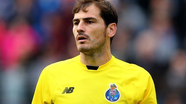 
                <strong>Tor: Iker Casillas</strong><br>
                Tor: Iker Casillas. Von 2001 bis 2006 spielte Zidane mit dem Schlussmann bei Real. Zusammen gewannen beide die Meisterschaft und die Champions League. 
              