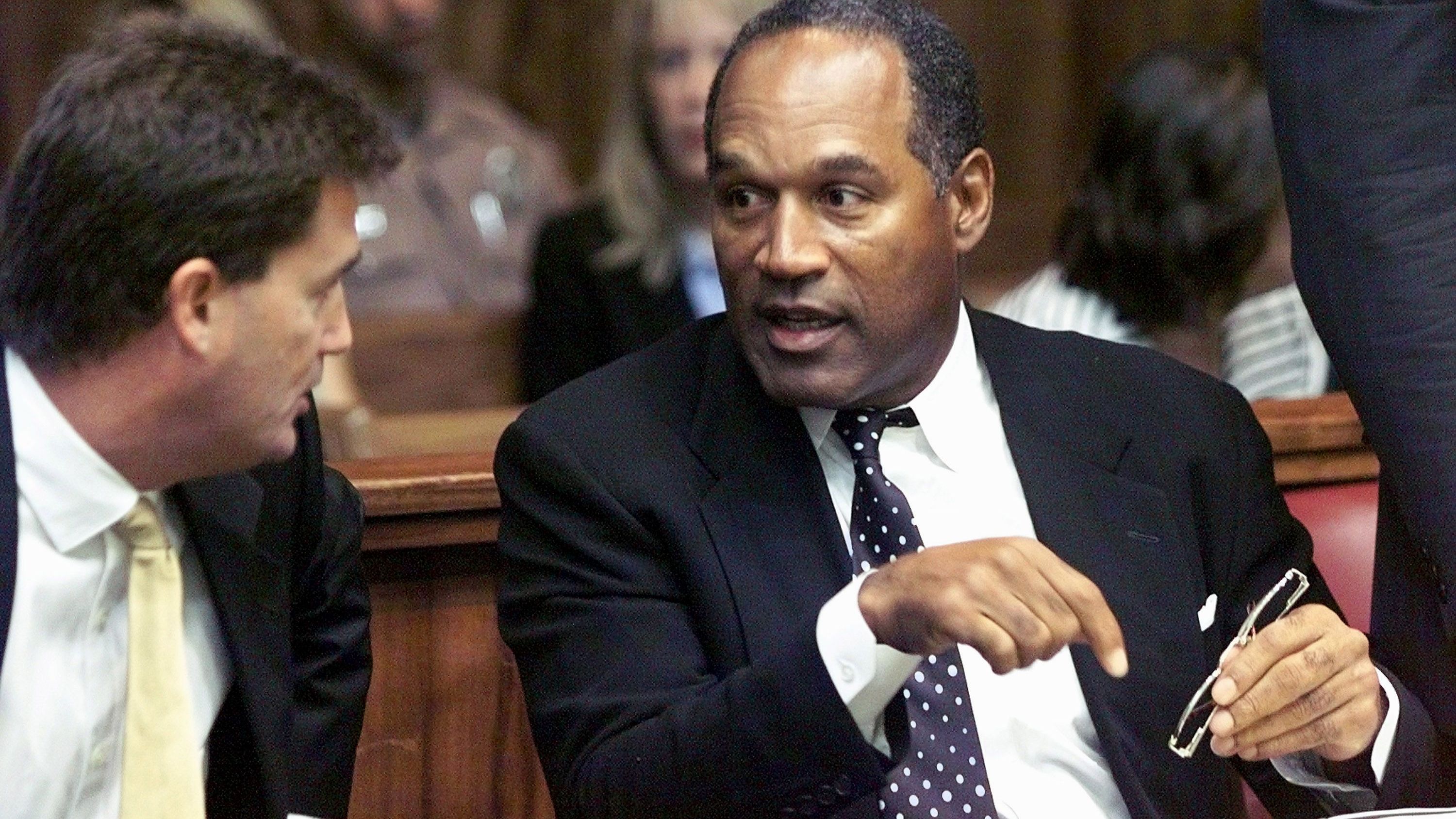 <strong>O.J. Simpson: Die vielschichtige Karriere in Bildern</strong><br>In einem Zivilprozess zwei Jahre später wurde er allerdings für den Fall verurteilt. Er musste 33,5 Millionen Dollar an die Hinterbliebenen der Opfer zahlen.&nbsp;