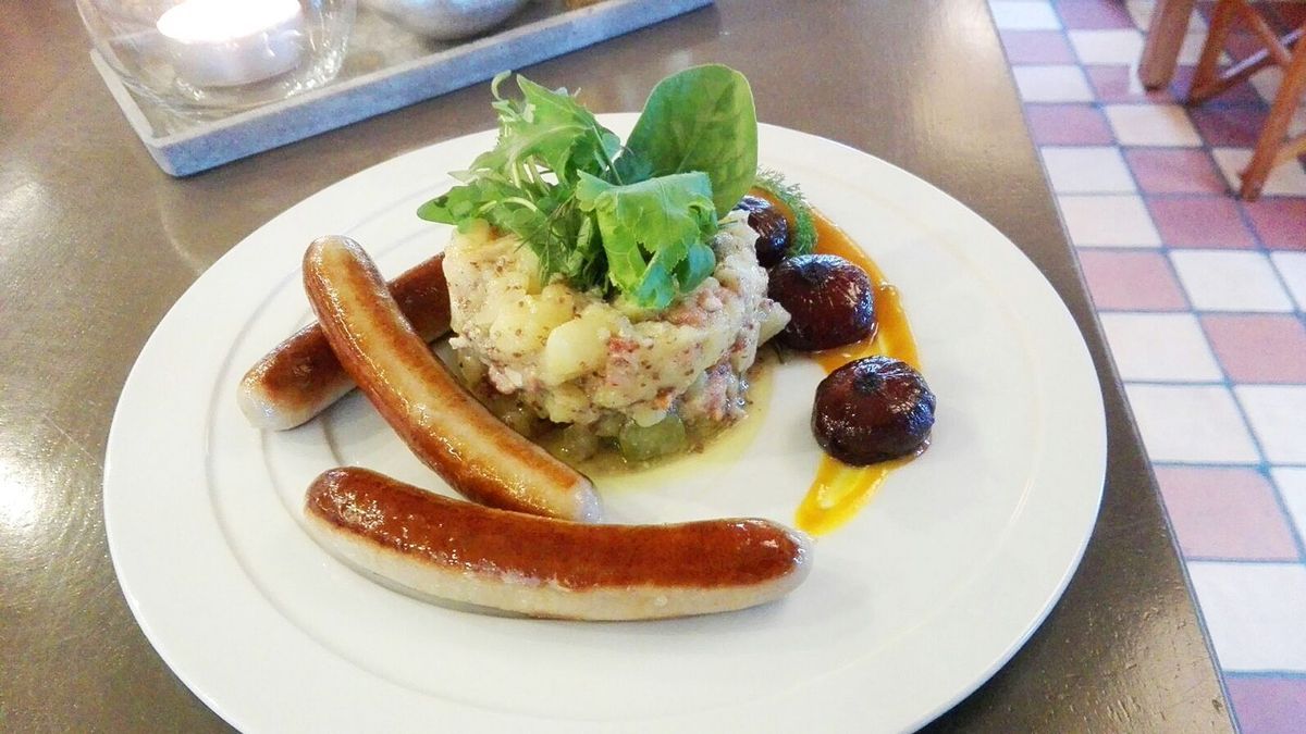 Kartoffelsalat mit Lammbratwürsten