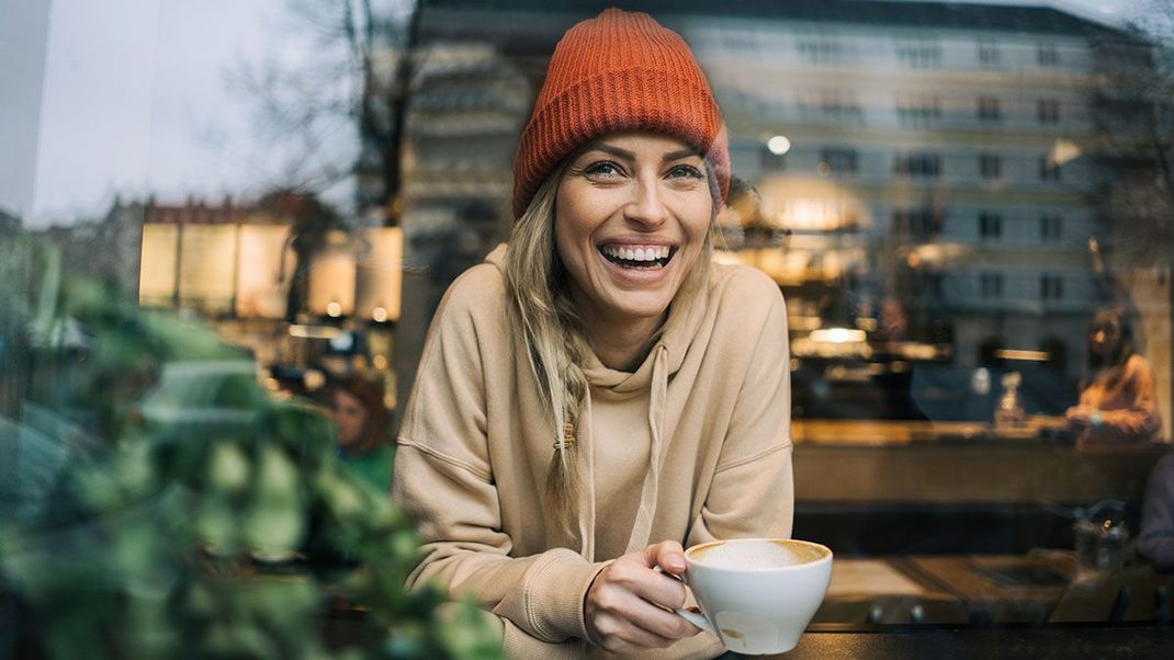 Zopf mit Mütze? Kann super stylisch sein! Worauf ihr bei dem Look achten sollten, lest ihr hier.