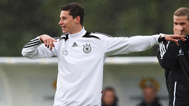 
                <strong>Julian Draxler (EM 2012)</strong><br>
                Julian Draxler (EM 2012): Julian Draxler ist mittlerweile fester Bestandteil der Nationalmannschaft. Bei der EM 2012 war das noch anders. Löw strich ihn noch vor dem Turnierstart aus dem Kader.
              