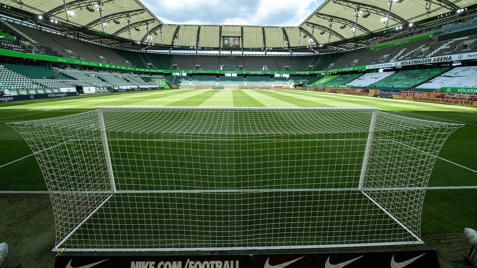 
                <strong>VfL Wolfsburg</strong><br>
                Stadion: Volkswagen-ArenaKapazität: 30.000Vorgehen: Dauerkartenverkauf ist bereits abgeschlossen, Abbuchungen werden erst durchgeführt, sobald feststeht, dass wieder vollständig vor Zuschauern gespielt werden kann
              