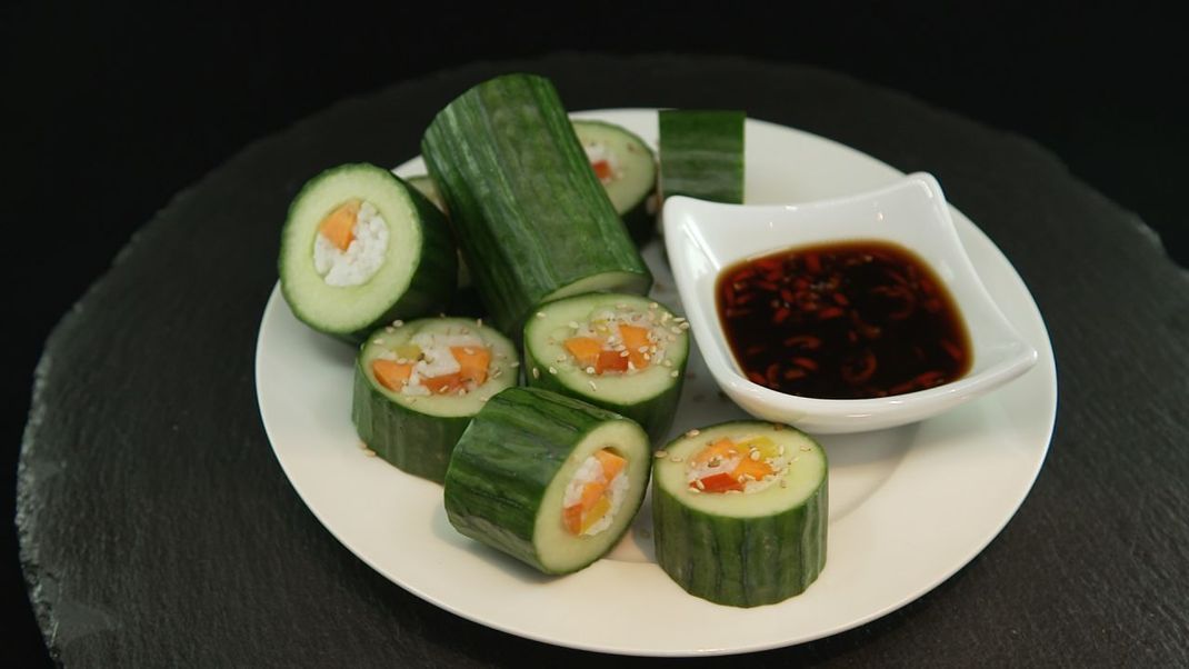 Erinnert etwas an Sushi. Wir zeigen, wie du die japanisch inspirierten Gurken-Röllchen selber machen kannst.