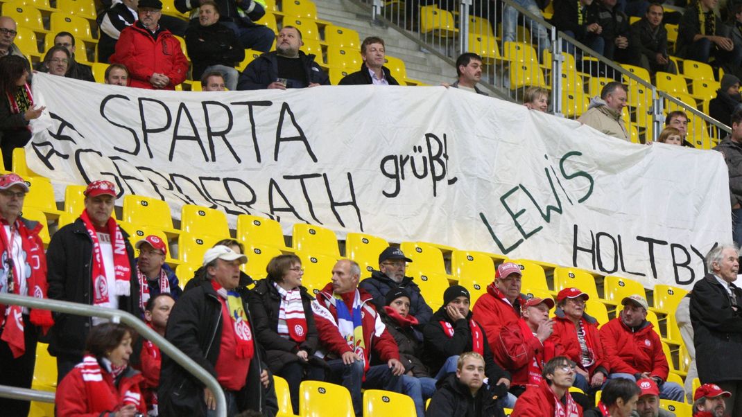 Holtbys Freunde und Familie beim Pokalspiel 2010 zwischen Alemannia Aachen und Mainz 05 (2:1)