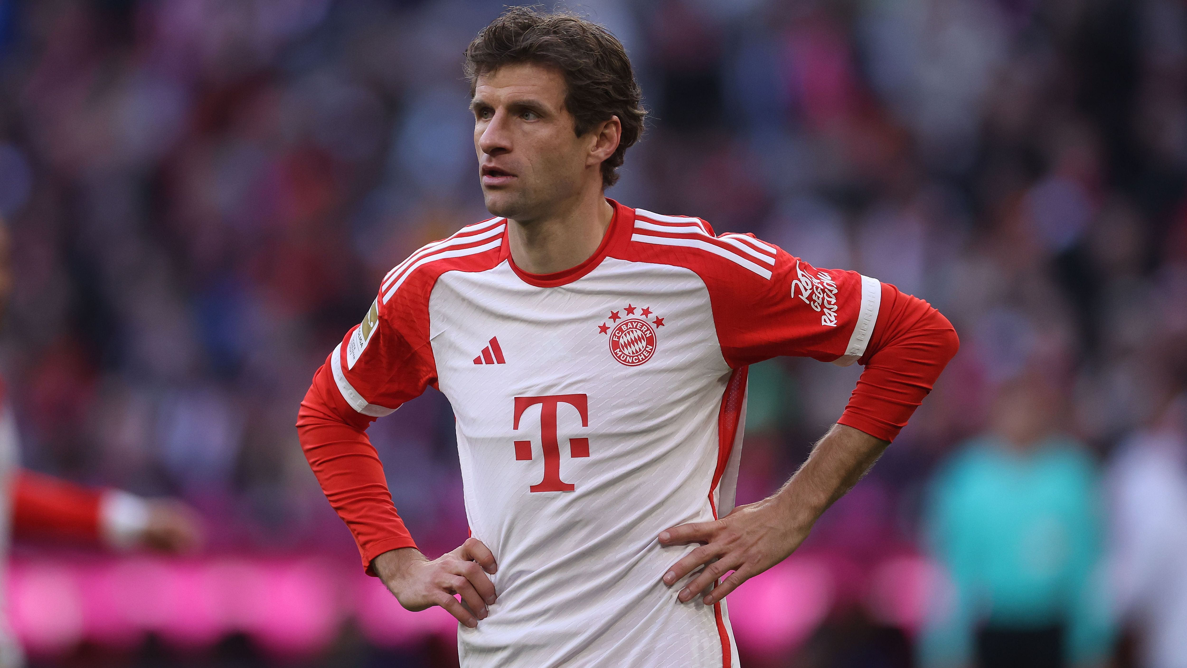 <strong>Thomas Müller (Vertrag bis 2024)</strong><br>Fand sich in den letzten Monaten immer häufiger auf der Bank wieder. Trotzdem soll die Vereinslegende auch über den kommenden Sommer hinaus das Trikot des FC Bayern tragen. Freund dazu: "Er steht für den FC Bayern wie kaum ein anderer. Auch da werden wir eine gute Lösung für alle Beteiligten finden."