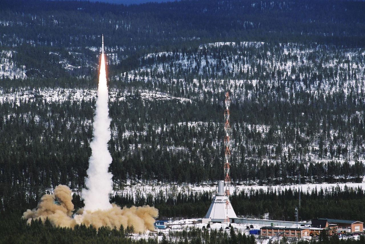 In Schweden gibt es schon einen europäischen Startplatz, bisher aber nur für senkrecht fliegende Forschungsraketen. 2022 sollen Raketen von dort auch Satelliten ins All bringen. Falls sie Richtung Pol abheben, müssten Raketen einen Knick fliegen ("dog leg-Manöver"), um der norwegischen Stadt Tromsø auszuweichen.