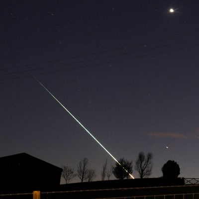 Ein schnell fliegendes und leuchtendes Objekt am Nachthimmel - so beschrieben es Menschen in Texas, was sie gesehen haben.