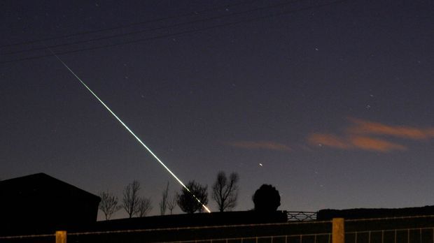 Ein schnell fliegendes und leuchtendes Objekt am Nachthimmel - so beschrieben es Menschen in Texas, was sie gesehen haben.