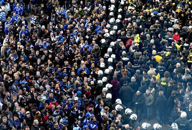 
                <strong>Getrennte Fanlager</strong><br>
                Die Polizei leistet gute Arbeit. Die Fanlager werden durch eine Polizistenschar voneinander getrennt.
              