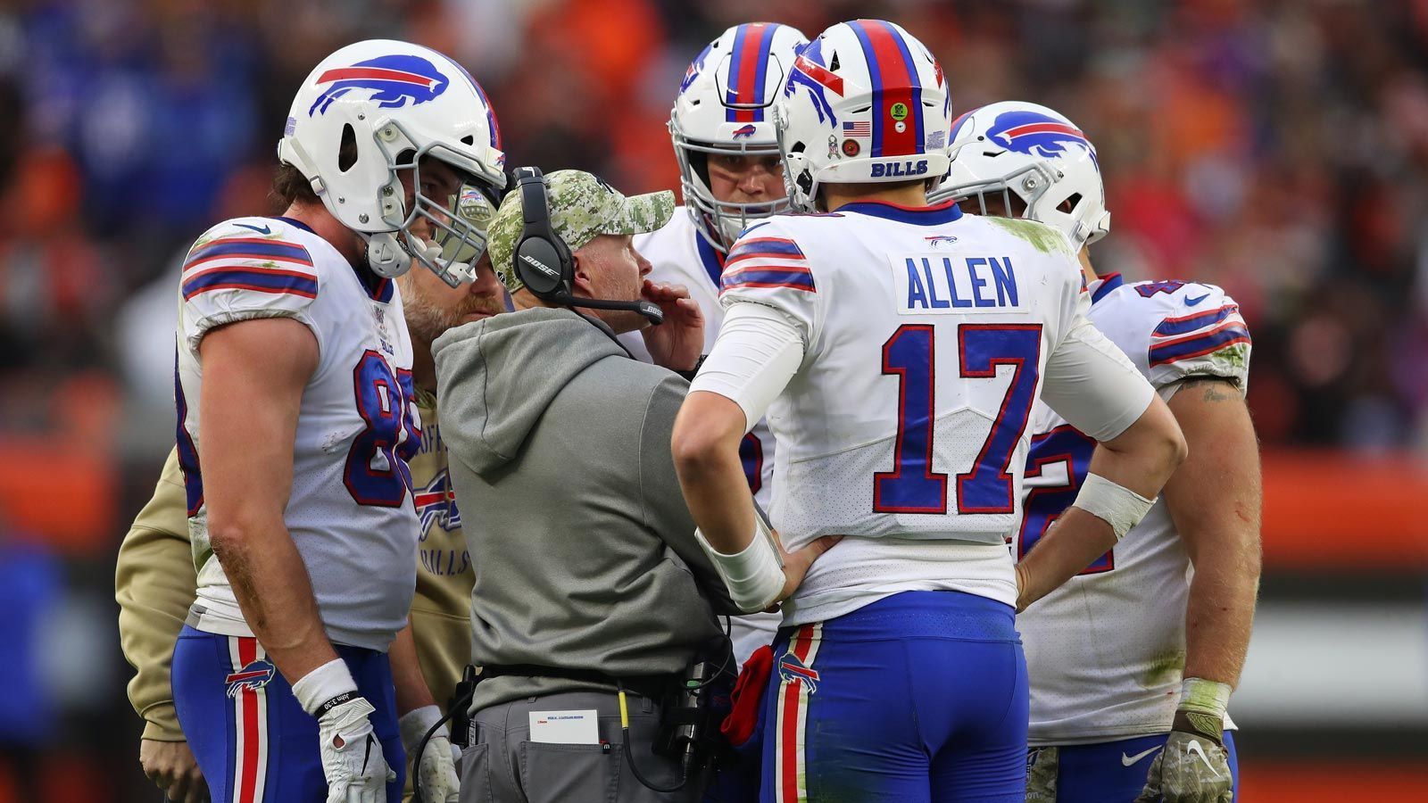
                <strong>AFC East: Buffalo Bills</strong><br>
                &#x2022; Head Coach: Sean McDermott (2. v. l.)<br>&#x2022; Quarterback: Josh Allen (Nummer 17)<br>&#x2022; Platzierung nach Regular Season: 1. der AFC East (Division), Platz 2 in der AFC (Conference)<br>&#x2022; Stadion: Highmark Stadium (Buffalo, New York)<br>&#x2022; Gegründet: 1960<br>
              