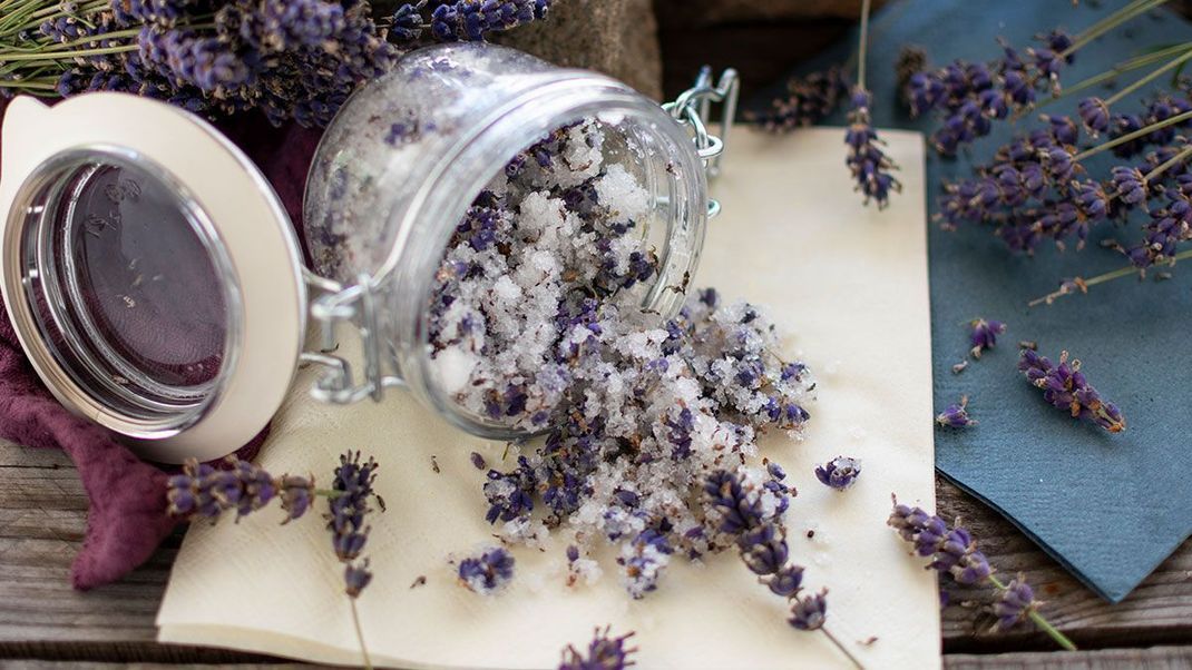 Badesalz mit Lavendel ist nicht nur beruhigend für Körper und Seele, sondern auch eine echte Wohltat für die Haut. Warum? Die Antwort findet ihr im Beauty-Artikel.