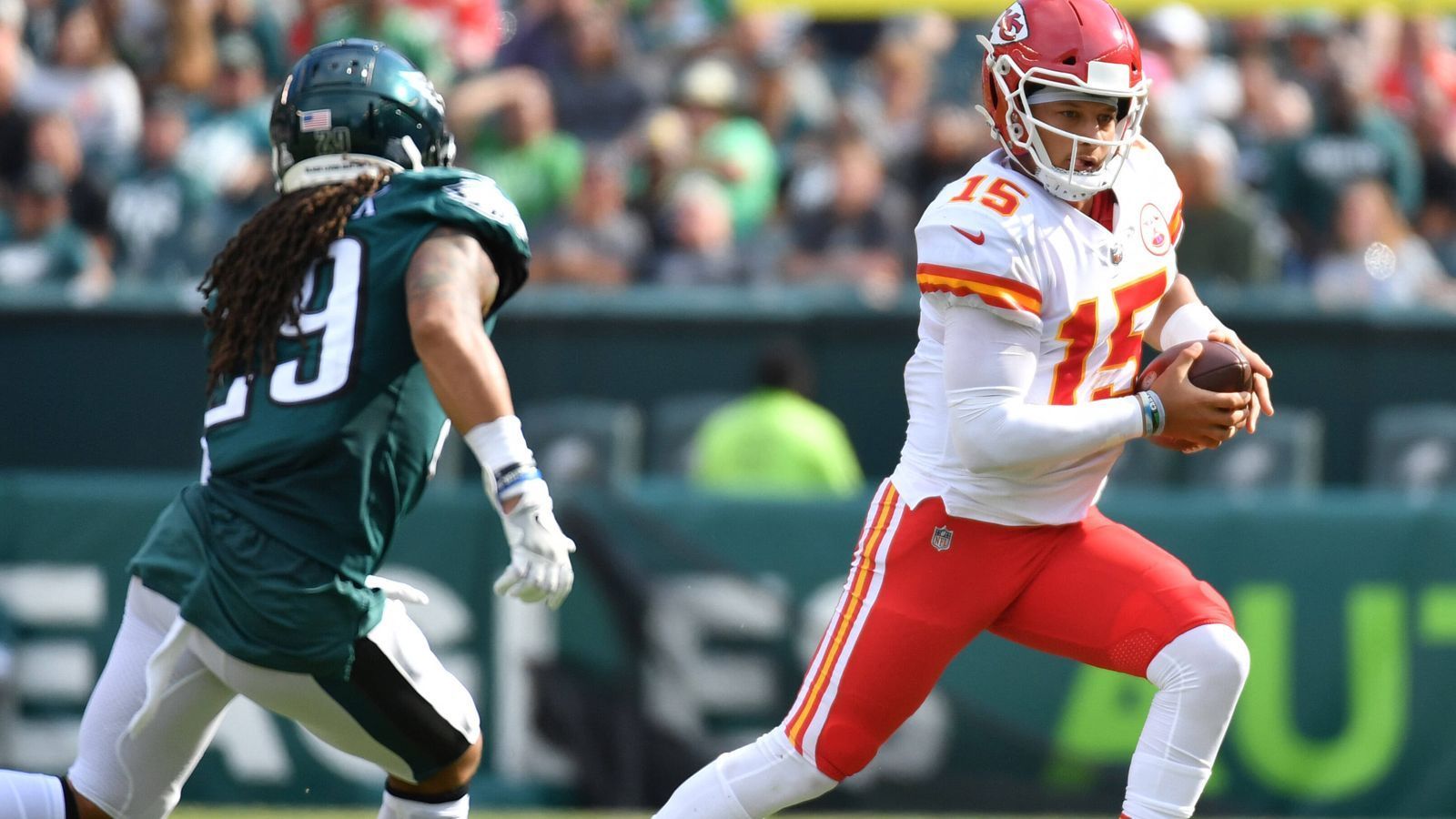 
                <strong>Super Bowl 2023: Die Schlüsselduelle zwischen Mahomes, Kelce und Co. </strong><br>
                Im Super Bowl 2023 treffen die Philadelphia Eagles auf die Kansas City Chiefs (am Sonntag ab 22:25 Uhr live auf ProSieben und im Livestream). Auf beiden Seiten stehen sich namhafte Superstars gegenüber – Chiefs-Quarterback Patrick Mahomes wird trotz Knöchelproblemen im Endspiel auflaufen, Eagles-Spielmacher Jalen Hurts träumt von seinem ersten Super-Bowl-Sieg. ran analysiert die spannendsten Matchups vor dem Super Bowl.
              