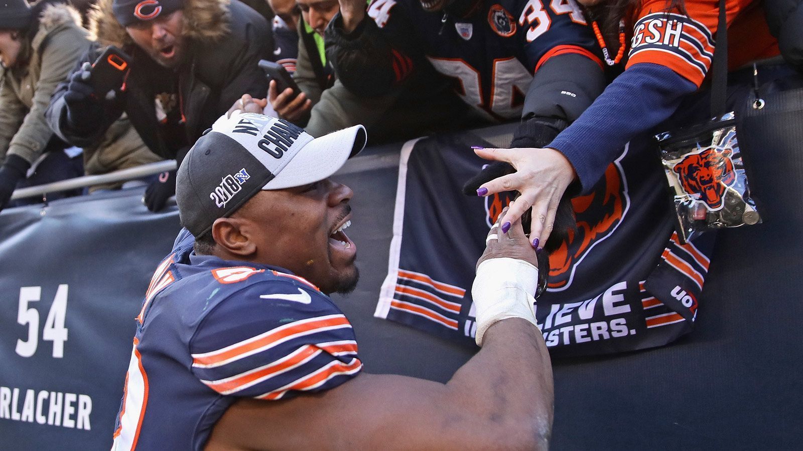 
                <strong>Chicago Bears 2018: Verbersserung um mindestens 6 Siege</strong><br>
                Die Chicago Bears haben den Trend mal wieder fortgeführt. In den vergangenen 15 von 16 Saisons hat sich immer mindestens ein Team vom letzten auf den ersten Platz in der jeweiligen Division verbessert. Den Bears ist vor dem 17. und letzten Spieltag der Titel in der NFC North nicht mehr zu nehmen. Nach einer 5-11 Bilanz in der Vorsaison stehen die Bears derzeit bei 11-4. Und mit den Houston Texans hat noch eine zweite Mannschaft die Möglichkeit, den Sprung von Rang 4 auf 1 zu schaffen.
              