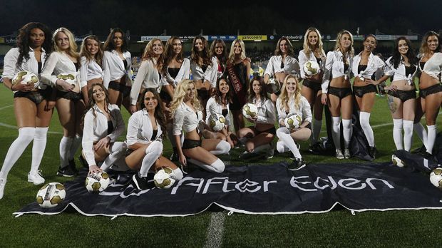 
                <strong>Sexy Einlauf-Models</strong><br>
                Achja, ganz nebenbei gab es auch noch ein Zweitliga-Spiel. Trotz der Zusatzmotivation konnte der RKC Waalwijk aber nicht punkten, mit 0:1 ging die Partie für die Hausherren verloren. Damit bleibt der Klub weiterhin Tabellenletzter. Nur ein paar aufbauende Worte der Einlauf-Girls konnten die Spieler danach wohl trösten ...
              