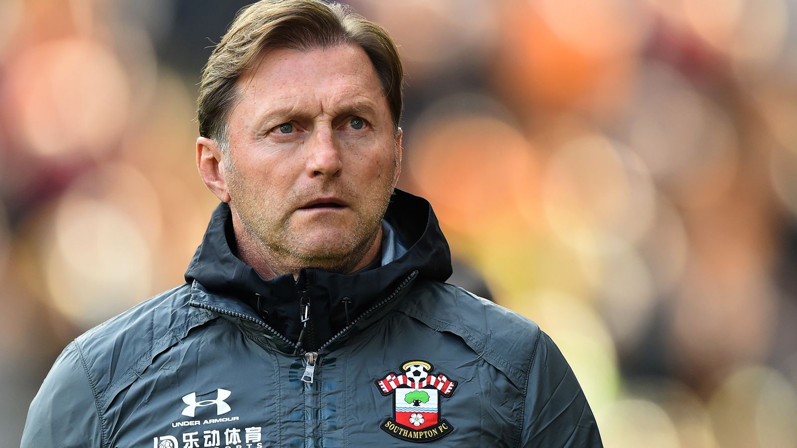 
                <strong>Ralph Hasenhüttl kassiert höchste Heim-Pleite in Englands Geschichte</strong><br>
                Geschichtsträchtige Klatsche für Trainer Ralph Hasenhüttl und seinen FC Southampton. Gegen Leicester City verloren die "Saints" zu Hause mit 0:9. Es ist die höchste Heimniederlage, die jemals ein Team in der höchsten englischen Spielklasse seit der Einführung eines Ligensystems im Jahr 1888 kassiert hat. Winziger Trost: Die höchste Niederlage überhaupt in der Premier-League-Geschichte darf sich Southampton mit Ipswich teilen, das 1995 mit dem gleichen Ergebnis gegen Manchester United unterging - damals allerdings als Auswärtsteam. Schon in der 12. Minute sah Southamptons Ryan Bertrand die Rote Karte. Für Leicester trafen dreimal Jamie Vardy, dreimal Ayoze Perez sowie Ben Chilwell, Youri Tielemans und James Maddison. Mit der heftigen Klatsche bleibt Southampton auf einem Abstiegsplatz und Hasenhüttls Trainerstuhl wackelt bedenklich.
              