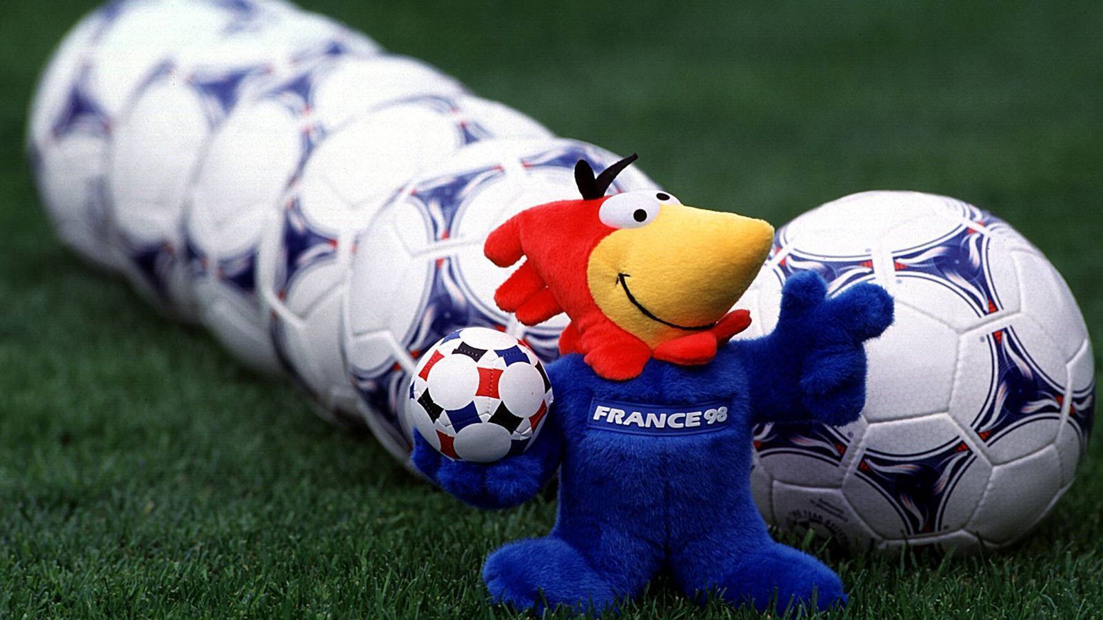 
                <strong>WM 1998 in Frankreich: Footix</strong><br>
                In Frankreich war Footix das offizielle Maskottchen und es sollte einen blauen Hahn mit rotem Kamm, sowie menschenähnlichen Zügen darstellen. Die Darstellung von Footix als gallischer Hahn sollte die französische Identität und Geschichte repräsentieren. Nach der von Gastgeber Frankreich gewonnenen WM etablierte sich in Frankreich der Begriff Footix als abwertende Bezeichnung für Fans, deren Fußballinteresse durch die erfolgreiche WM entstand.
              