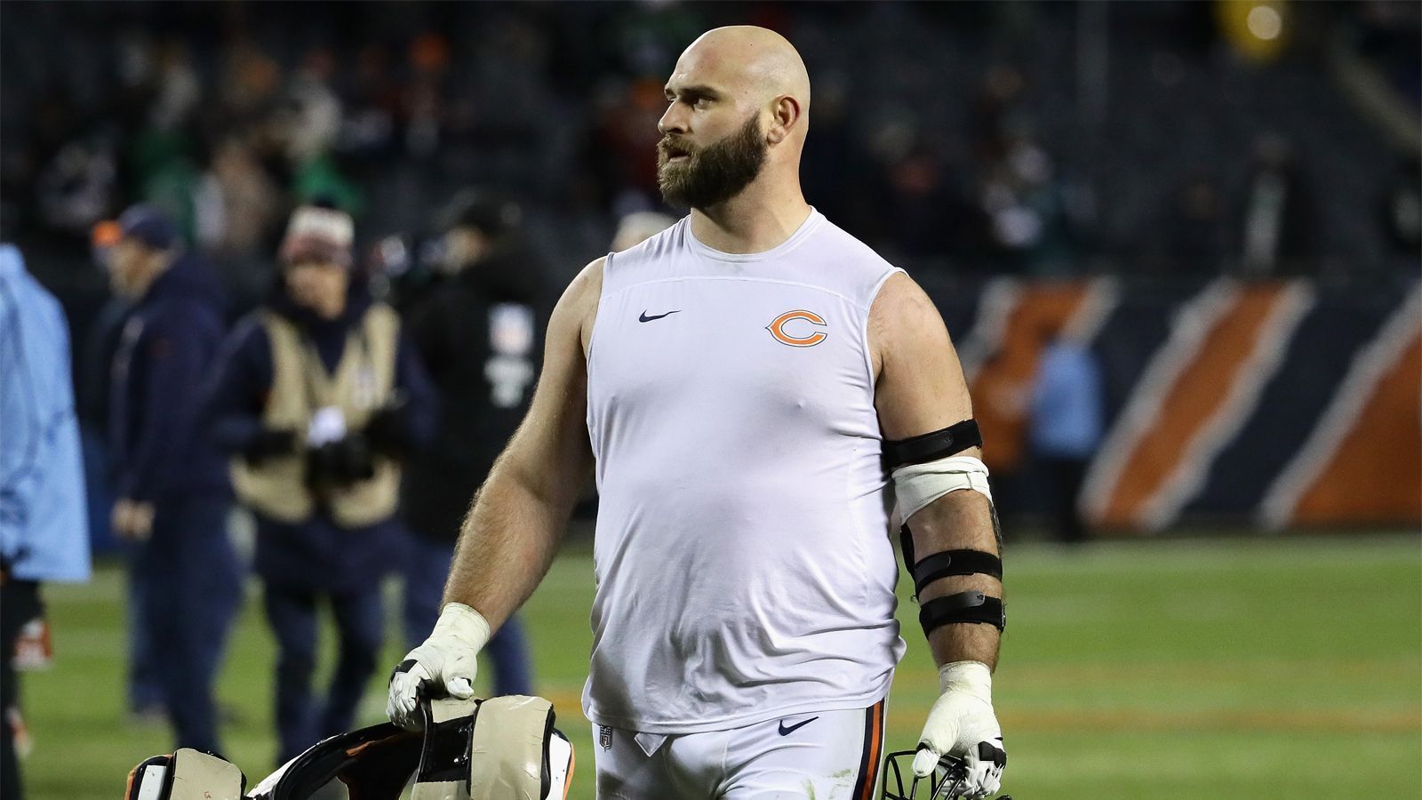 
                <strong>Kyle Long</strong><br>
                Eigentlich schon im Ruhestand, haben die Chiefs Kyle Long reaktiviert. Von 2013 bis 2019 spielte er für die Chicago Bears und wurde dabei dreimal in den Pro Bowl gewählt. Nach zahlreichen Verletzungen erklärte der 32-Jährige im Januar 2020 zunächst sein Karriereende, nun folgt aber das Comeback in Kansas City. Long kann sowohl Guard als auch Tackle spielen. 
              