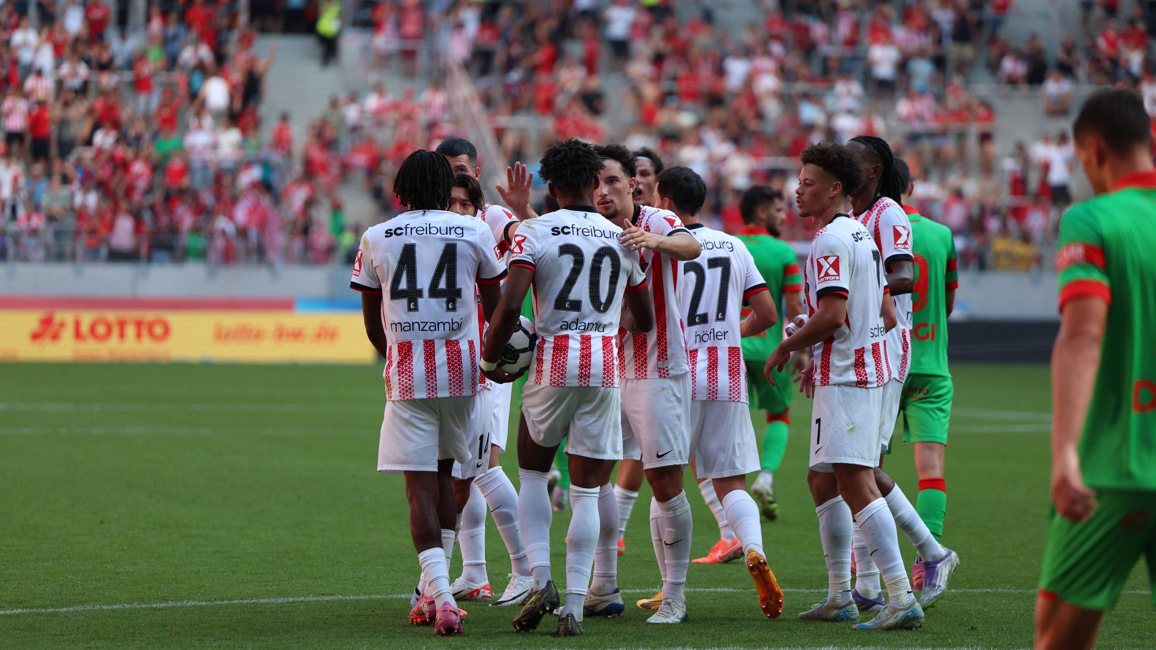 <strong>Sportfreunde Lotte - SC Freiburg</strong><br>In einem riesigen Kontrast dazu steht der SC Freiburg mit seiner schon traditionellen badischen Ruhe und Effizienz, der ihn in der vergangenen Saison auf Platz fünf gebracht hat und um ein Haar in die Champions League. Allerdings: Spektakel heißt auch immer etwas Chaos - und Chaos tut tendenziell immer dem unterklassigen Team gut...