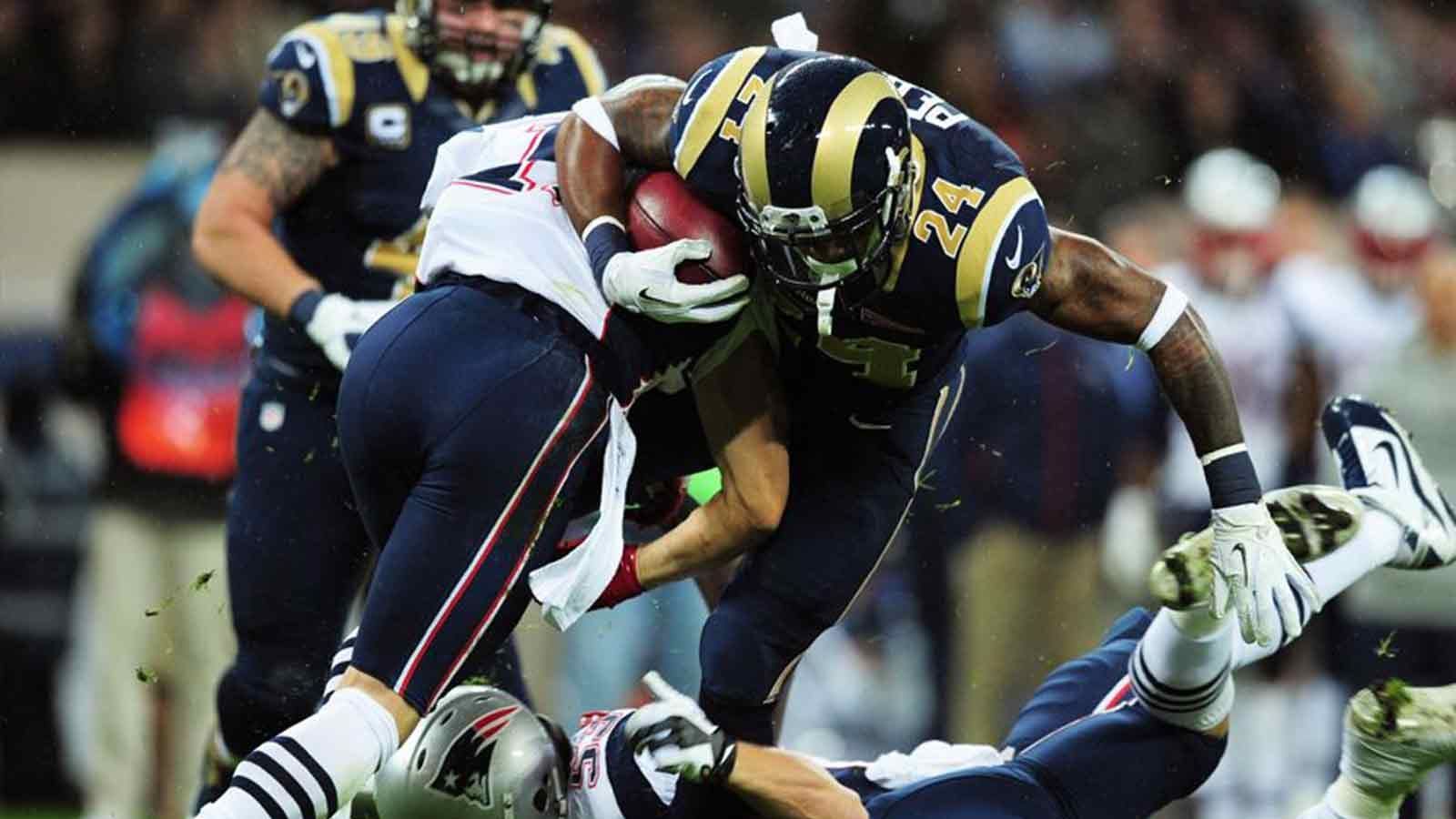 <strong>2012 in London: St. Louis Rams vs. New England Patriots</strong><br>
                Frage: Wie bringt man das Londoner Publikum am einfachsten auf seine Seite? Antwort: Indem man die ersten fünf Drives jeweils mit einem Touchdown abschließt. Zur Halbzeit war die Partie bereits entscheiden. Am Ende gewannen die Patriots mit 45:7.
