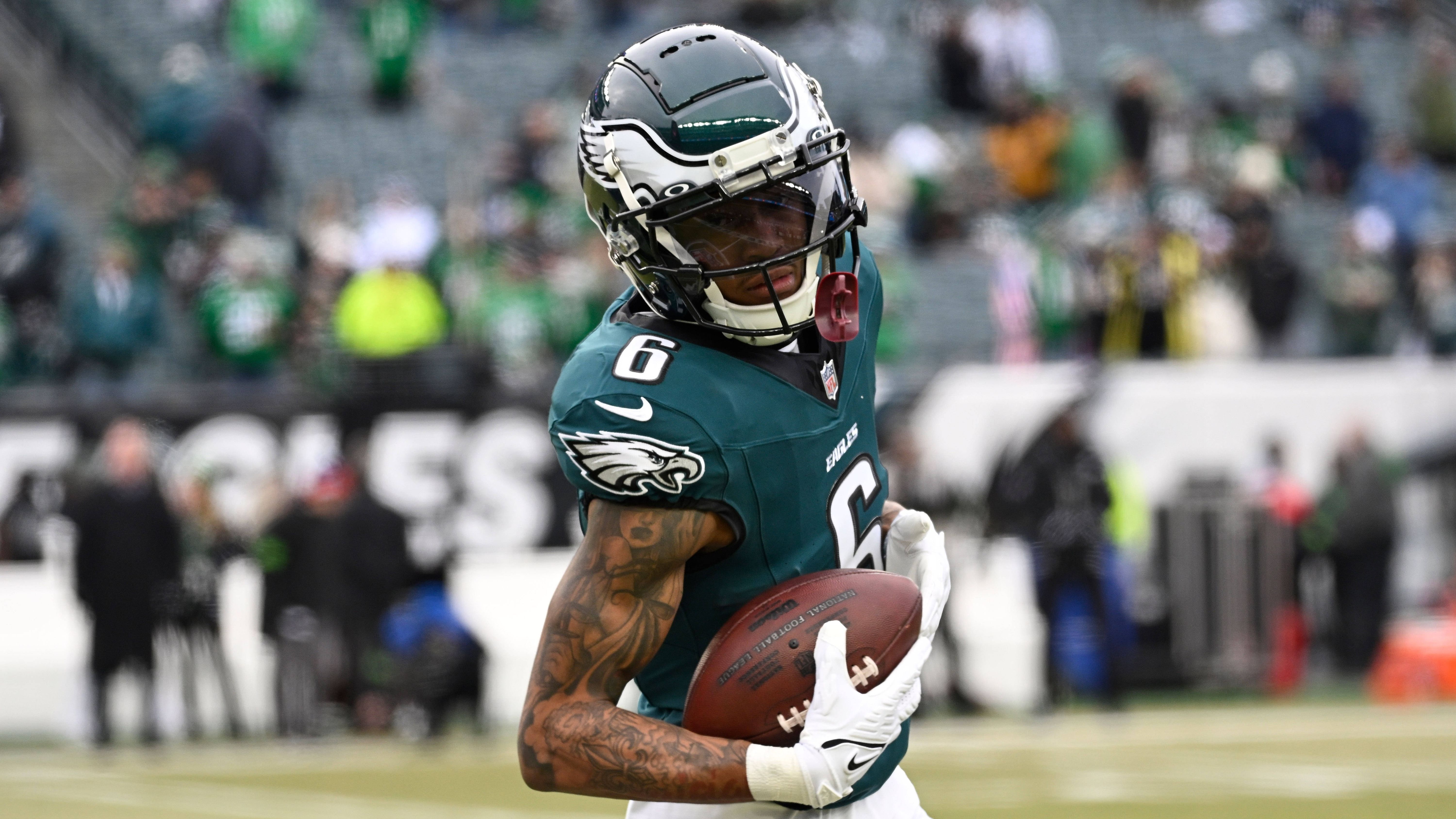 <strong>Devonta Smith (Philadelphia Eagles)</strong><br>Wide Receiver DeVonta Smith (Oberschenkel) trainierte hingegen nur limitiert. Der Passempfänger hat Probleme mit dem "Hamstring", allerdings sieht alles danach aus, als könne er am Super Bowl teilnehmen.